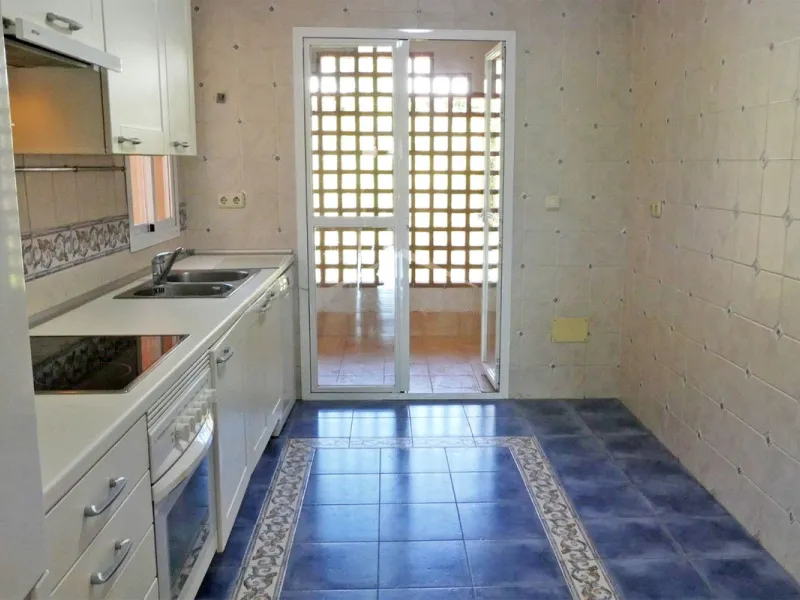 Beautiful 2 bedroom duplex penthouse in a premium urbanization in Guadalmina-Casasola. Only 800 meters from the beach, this property is also close to all amenities you could need, such as supermarkets, petrol station, pharmacy, padel club.. etc. This apar