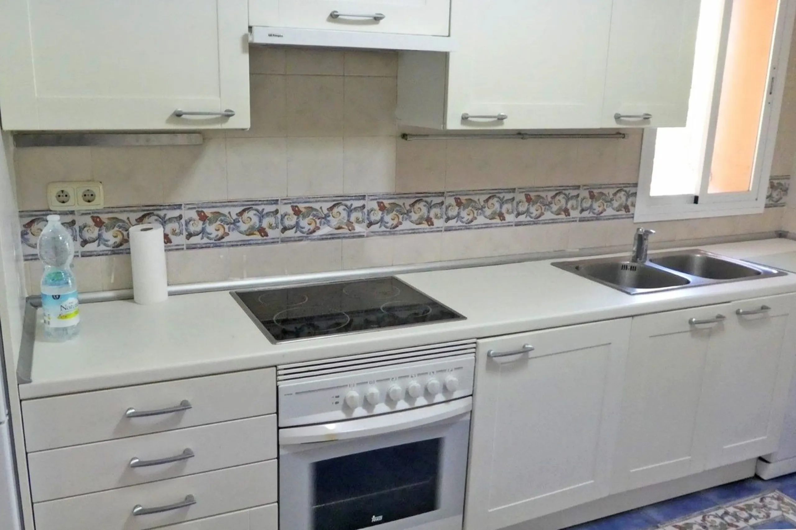 Beautiful 2 bedroom duplex penthouse in a premium urbanization in Guadalmina-Casasola. Only 800 meters from the beach, this property is also close to all amenities you could need, such as supermarkets, petrol station, pharmacy, padel club.. etc. This apar