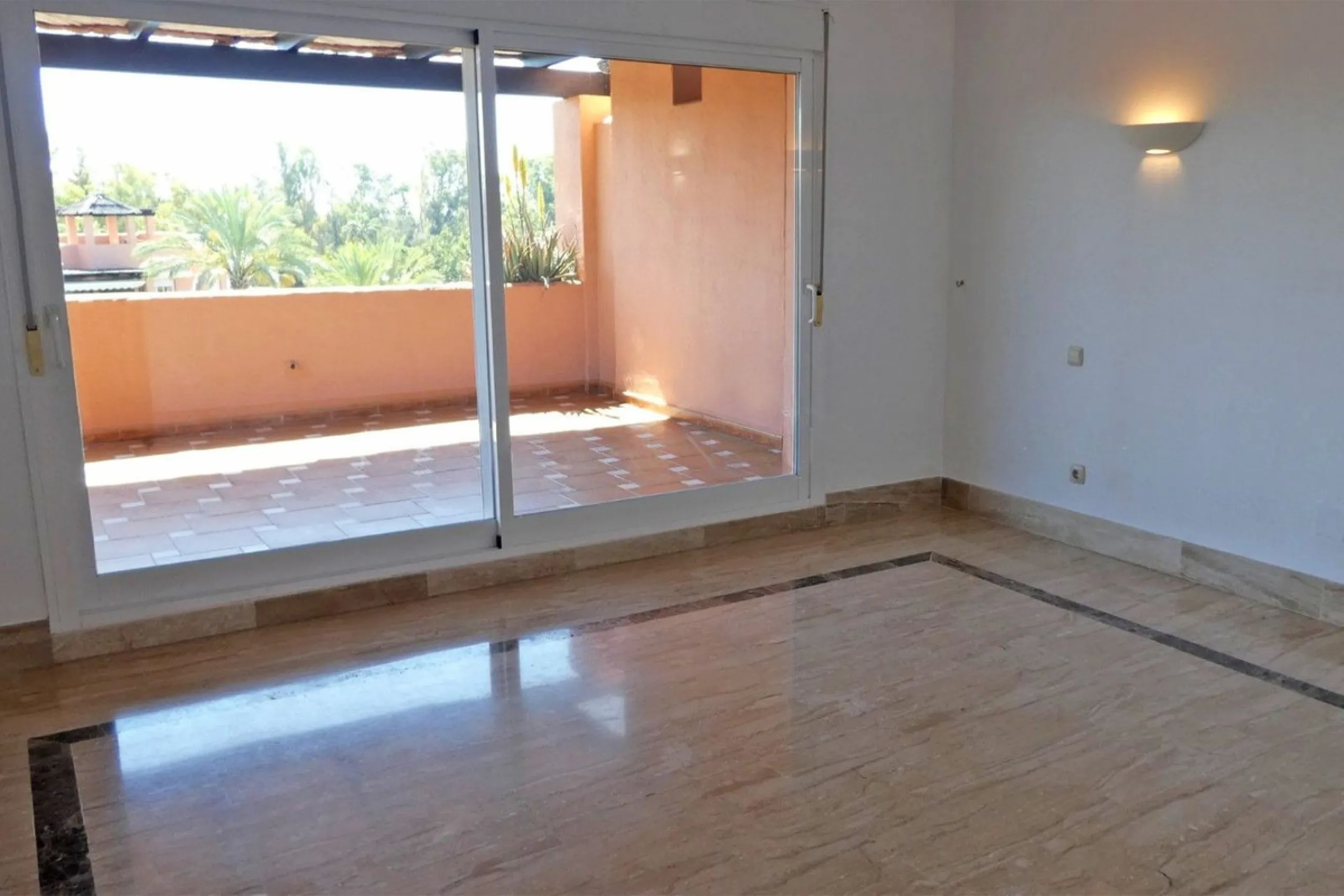 Beautiful 2 bedroom duplex penthouse in a premium urbanization in Guadalmina-Casasola. Only 800 meters from the beach, this property is also close to all amenities you could need, such as supermarkets, petrol station, pharmacy, padel club.. etc. This apar
