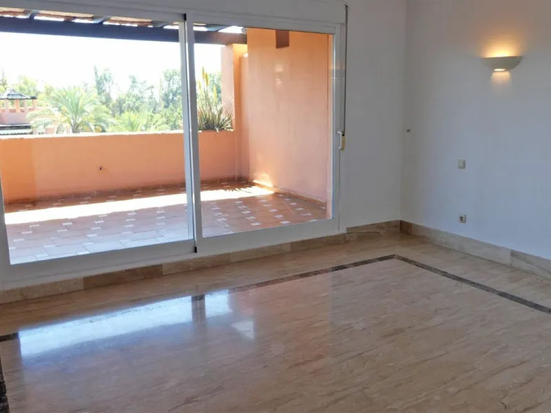 Beautiful 2 bedroom duplex penthouse in a premium urbanization in Guadalmina-Casasola. Only 800 meters from the beach, this property is also close to all amenities you could need, such as supermarkets, petrol station, pharmacy, padel club.. etc. This apar
