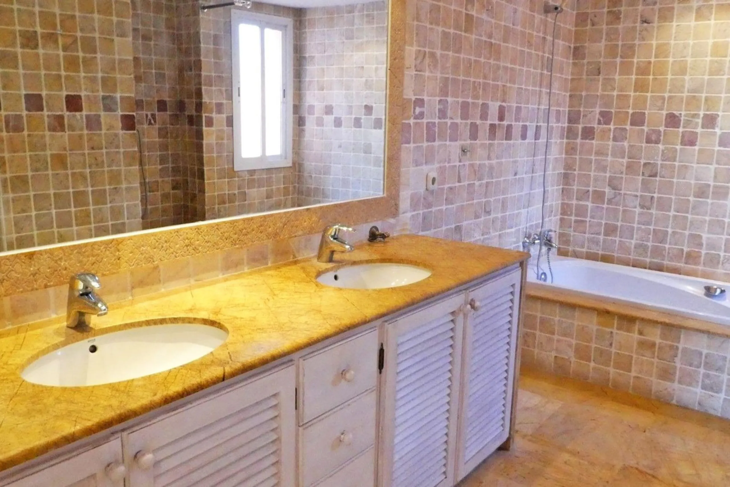 Beautiful 2 bedroom duplex penthouse in a premium urbanization in Guadalmina-Casasola. Only 800 meters from the beach, this property is also close to all amenities you could need, such as supermarkets, petrol station, pharmacy, padel club.. etc. This apar