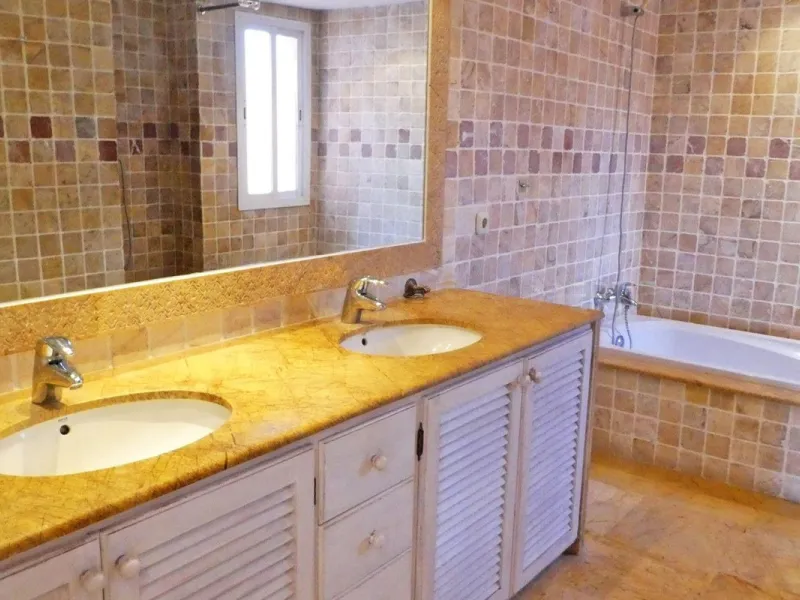 Beautiful 2 bedroom duplex penthouse in a premium urbanization in Guadalmina-Casasola. Only 800 meters from the beach, this property is also close to all amenities you could need, such as supermarkets, petrol station, pharmacy, padel club.. etc. This apar