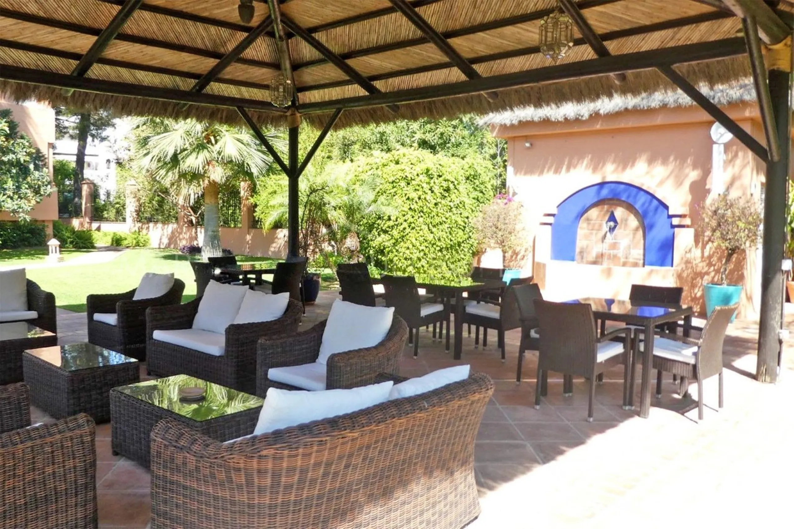 Beautiful 2 bedroom duplex penthouse in a premium urbanization in Guadalmina-Casasola. Only 800 meters from the beach, this property is also close to all amenities you could need, such as supermarkets, petrol station, pharmacy, padel club.. etc. This apar