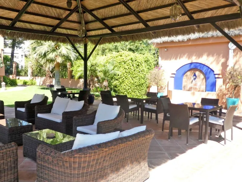 Beautiful 2 bedroom duplex penthouse in a premium urbanization in Guadalmina-Casasola. Only 800 meters from the beach, this property is also close to all amenities you could need, such as supermarkets, petrol station, pharmacy, padel club.. etc. This apar