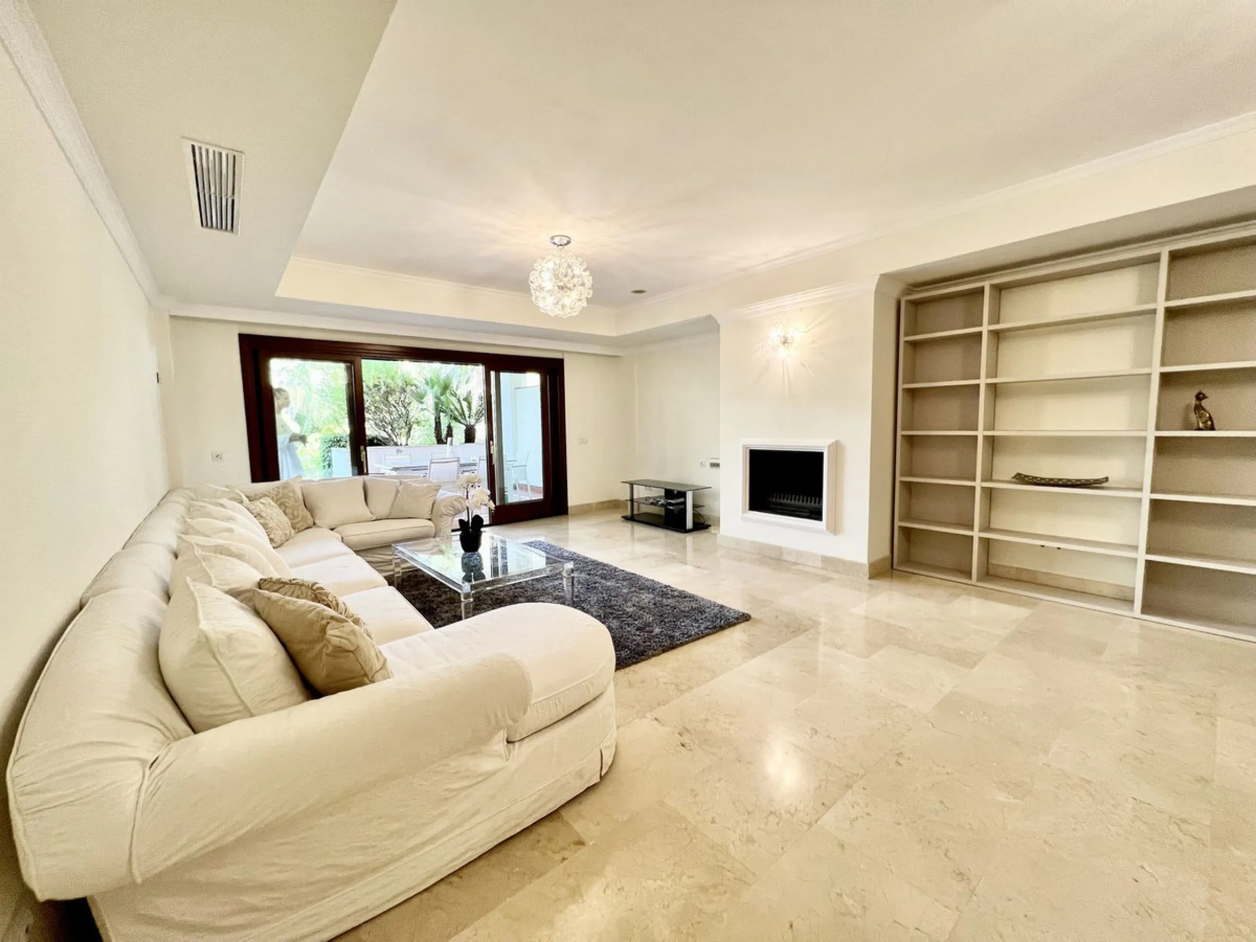 Apartment - Ground Floor Apartment в продаже в Marbella, Málaga. В доме 2 спален и 2 ванных комнат. Площадь дома 140 м²