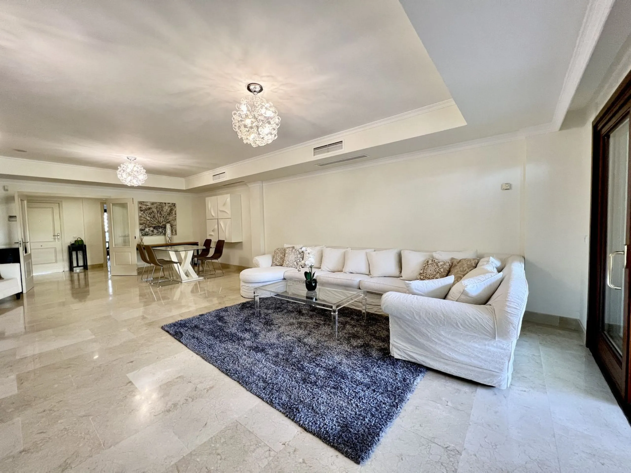 Apartment - Ground Floor Apartment в продаже в Marbella, Málaga. В доме 2 спален и 2 ванных комнат. Площадь дома 140 м²