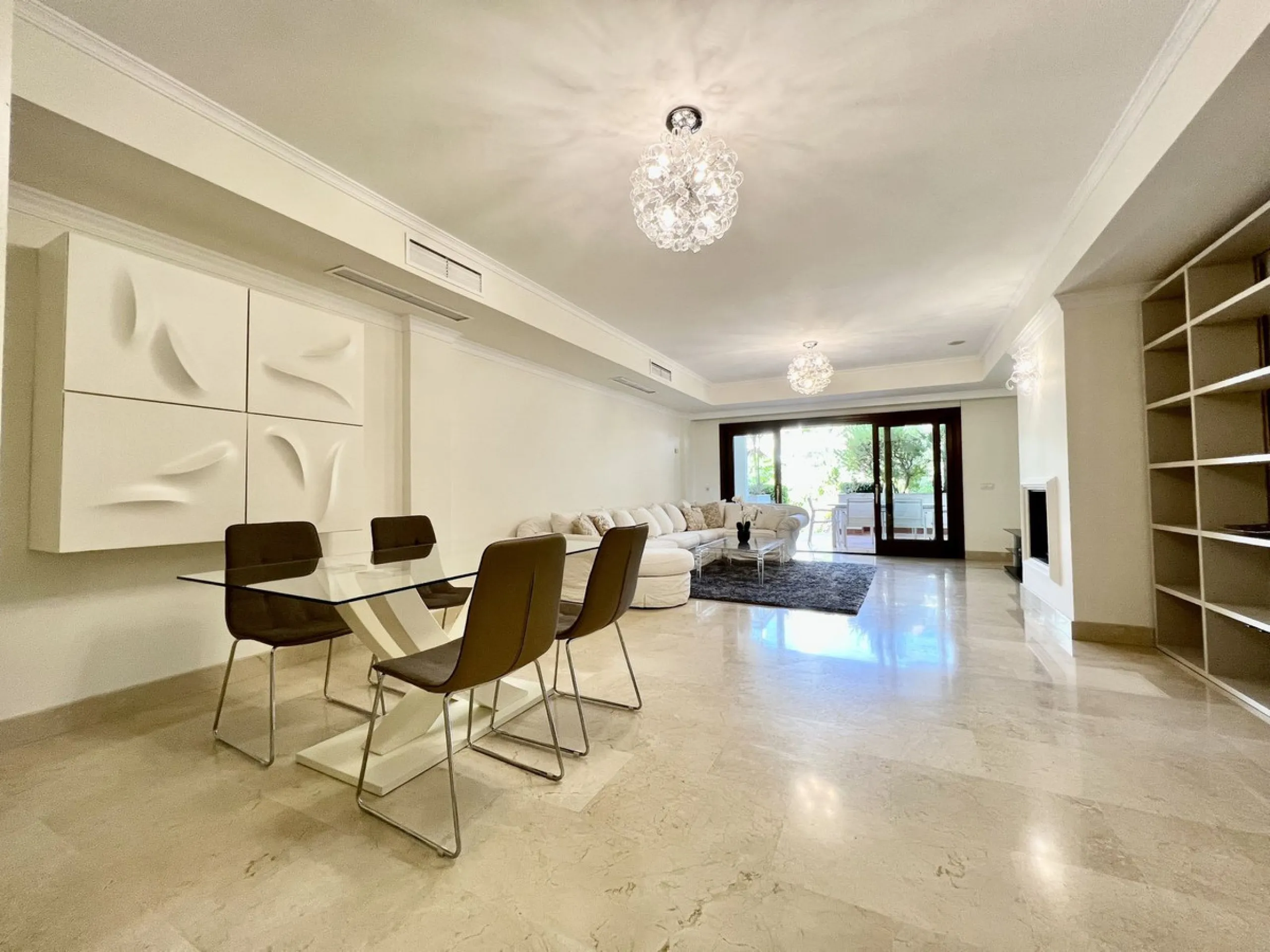 Apartment - Ground Floor Apartment в продаже в Marbella, Málaga. В доме 2 спален и 2 ванных комнат. Площадь дома 140 м²