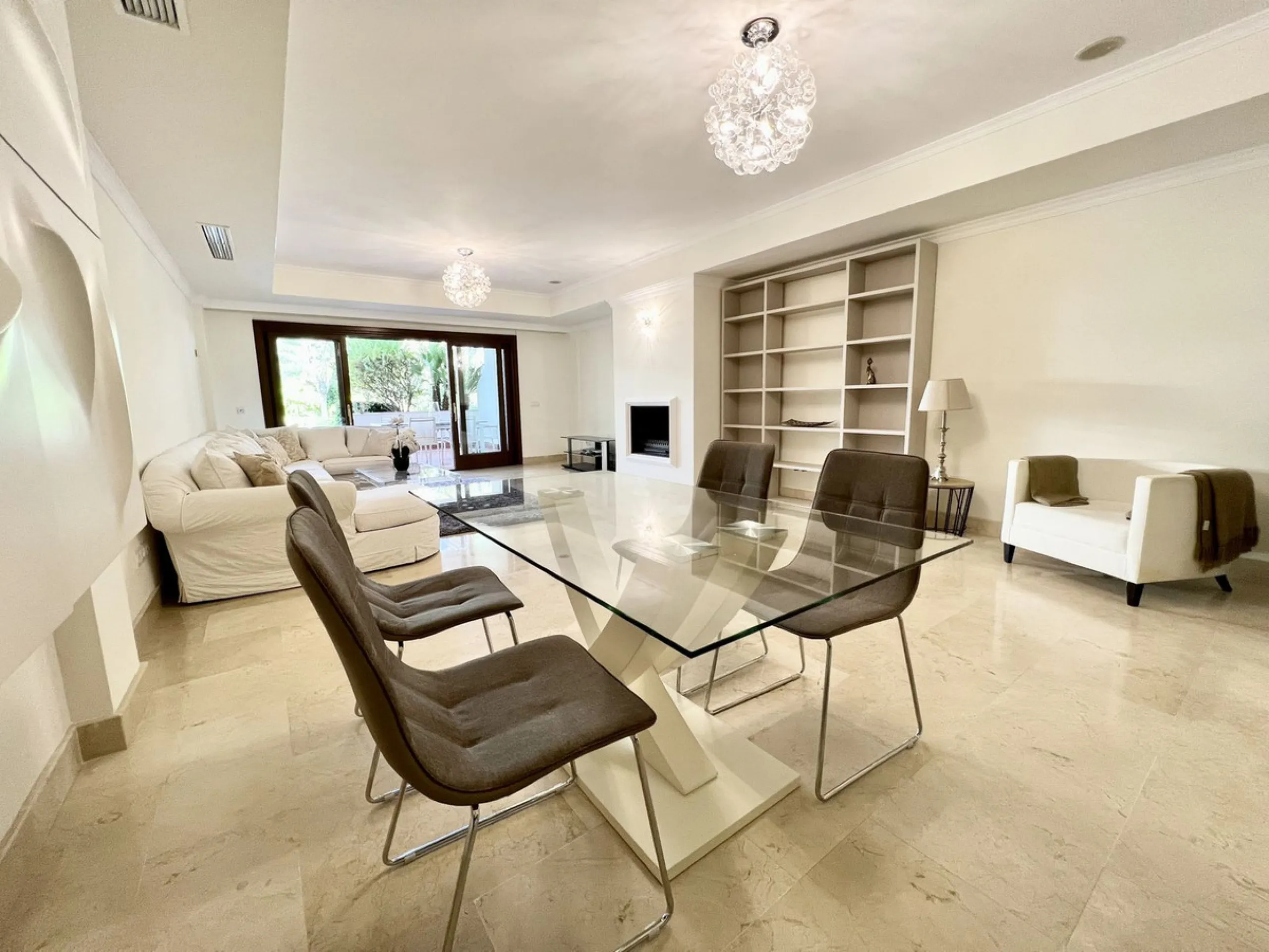 Apartment - Ground Floor Apartment в продаже в Marbella, Málaga. В доме 2 спален и 2 ванных комнат. Площадь дома 140 м²