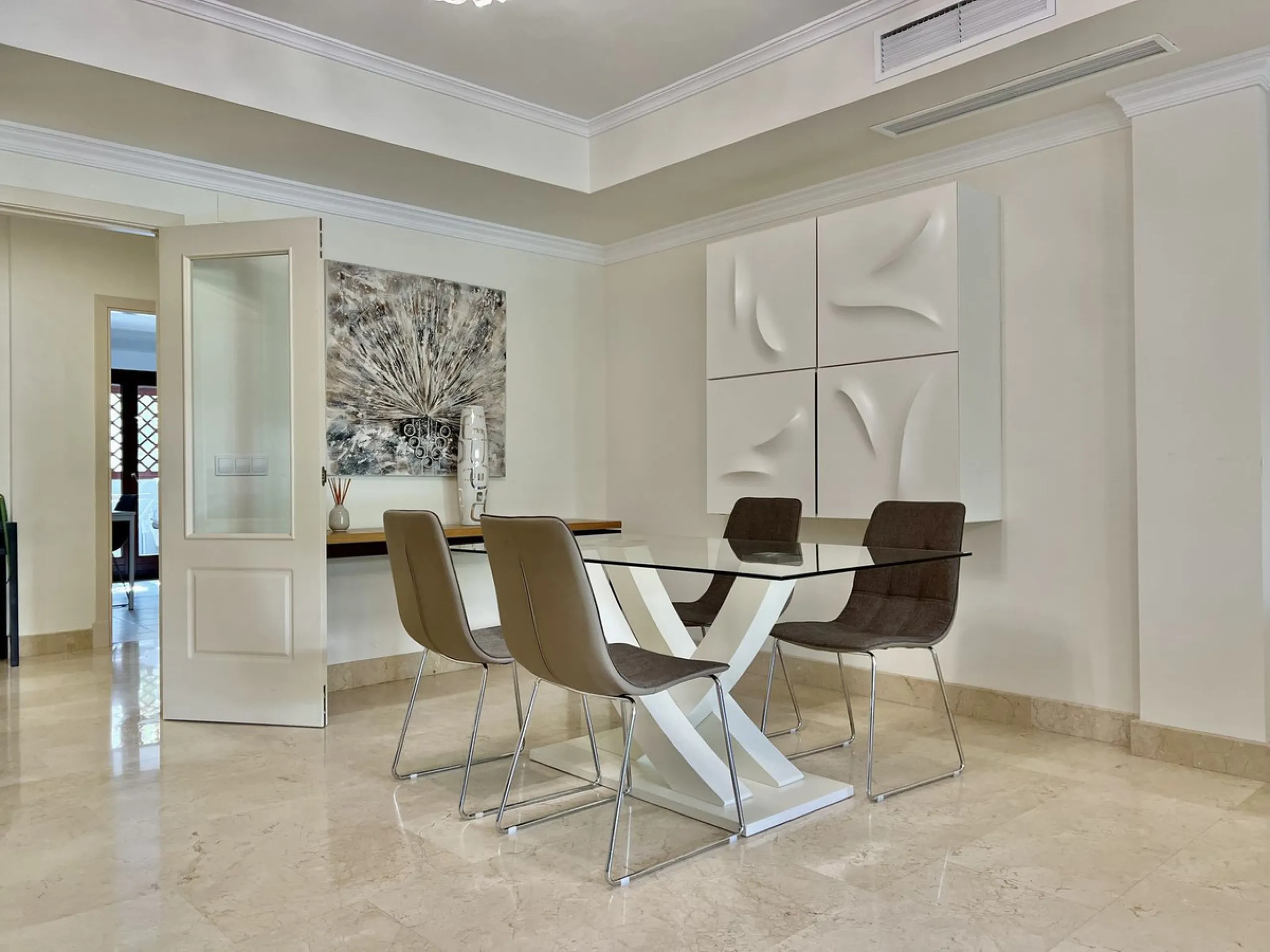 Apartment - Ground Floor Apartment в продаже в Marbella, Málaga. В доме 2 спален и 2 ванных комнат. Площадь дома 140 м²