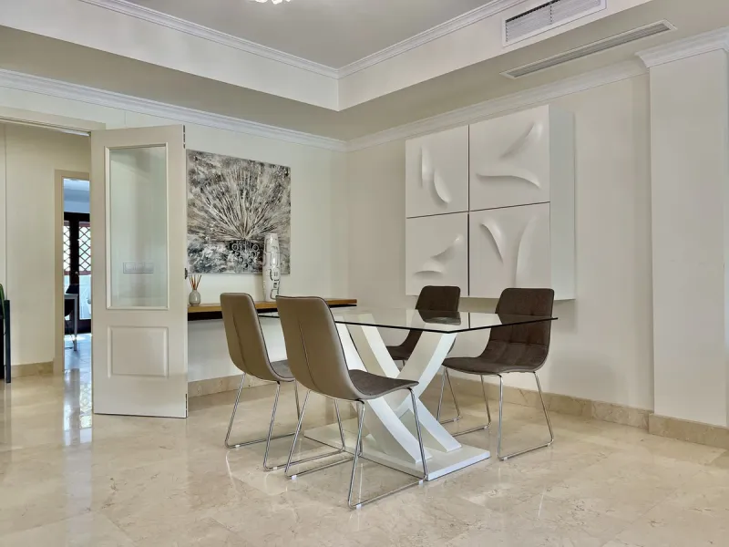 Apartment - Ground Floor Apartment в продаже в Marbella, Málaga. В доме 2 спален и 2 ванных комнат. Площадь дома 140 м²