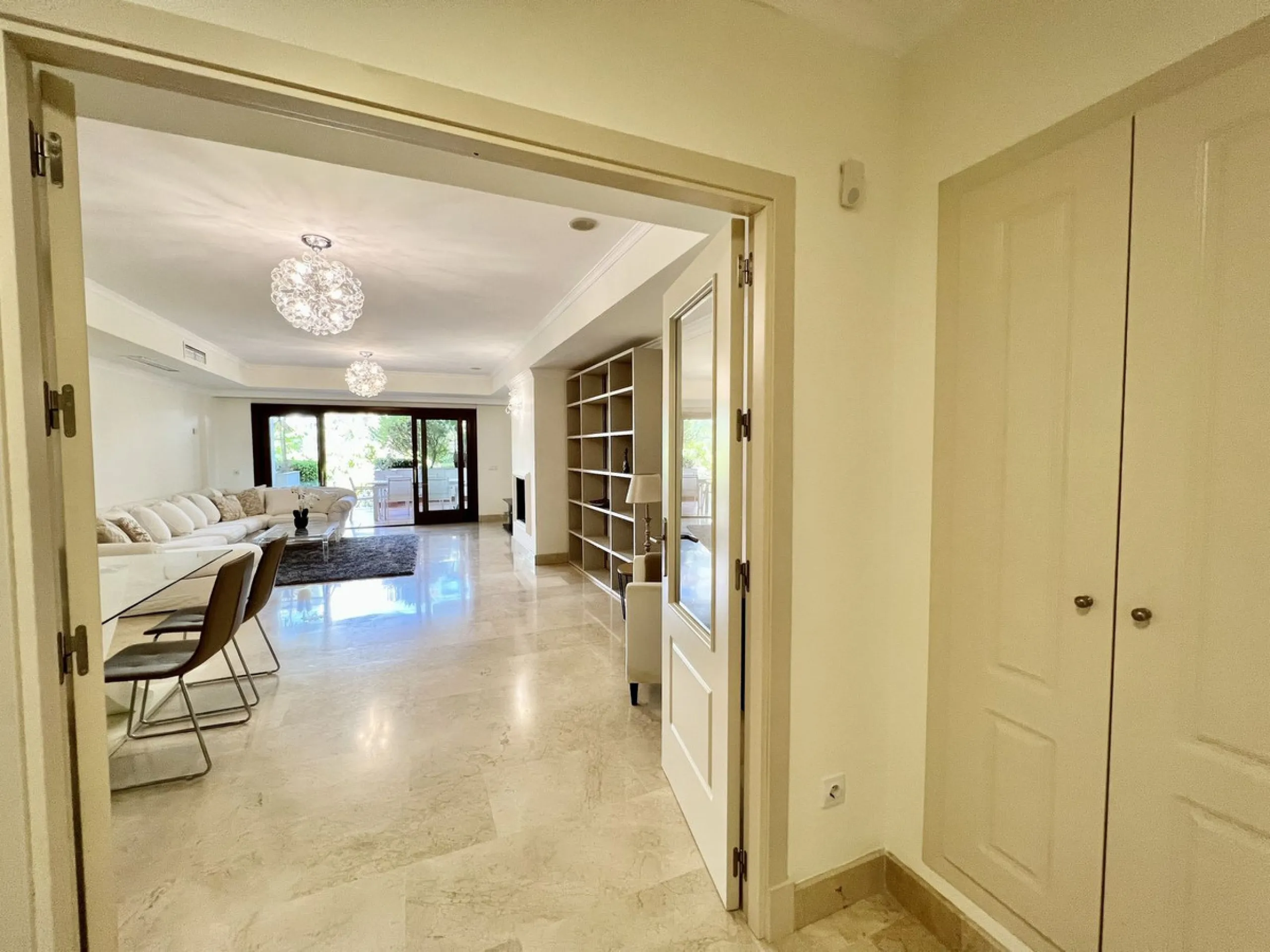 Apartment - Ground Floor Apartment в продаже в Marbella, Málaga. В доме 2 спален и 2 ванных комнат. Площадь дома 140 м²