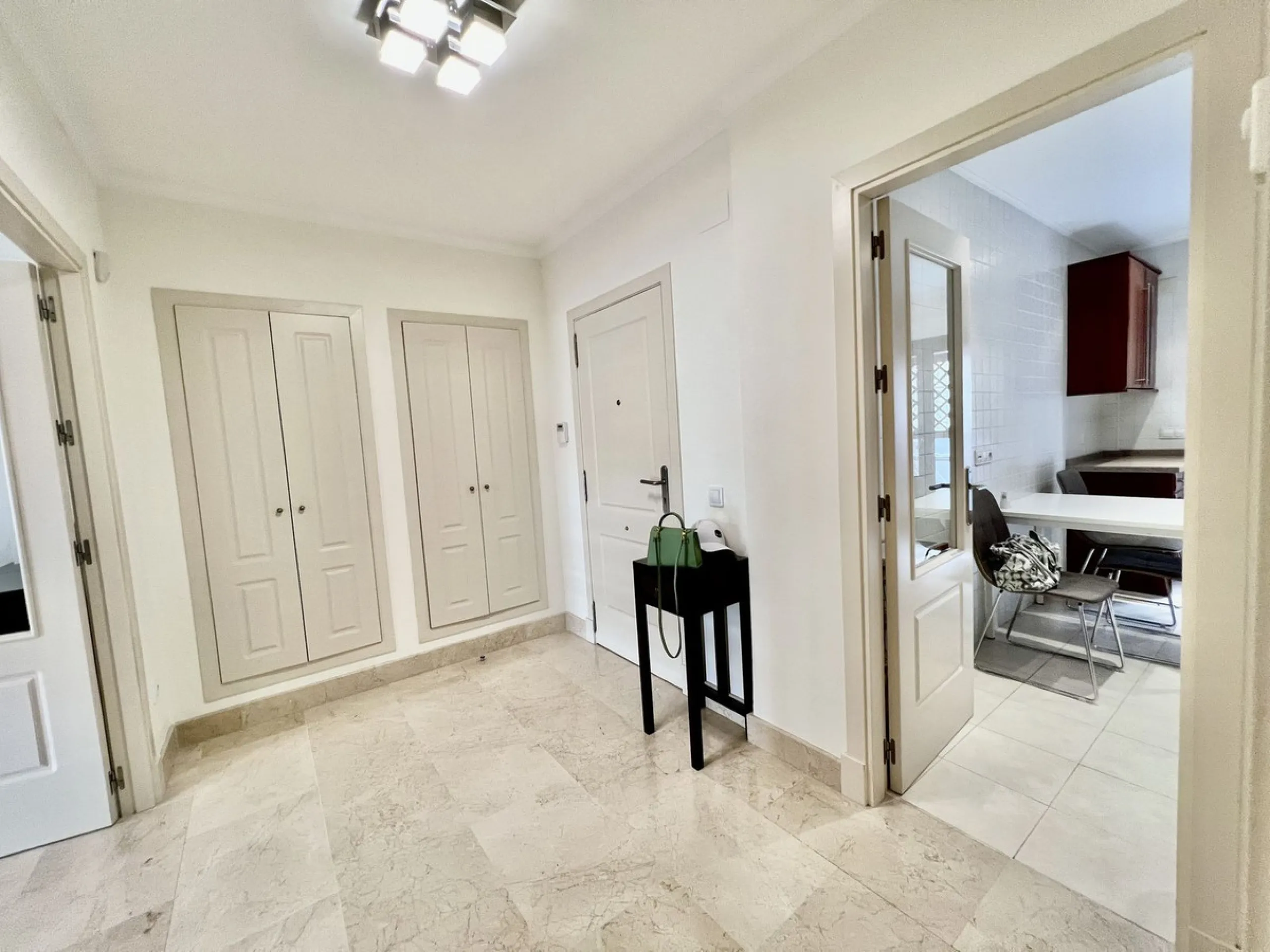 Apartment - Ground Floor Apartment в продаже в Marbella, Málaga. В доме 2 спален и 2 ванных комнат. Площадь дома 140 м²