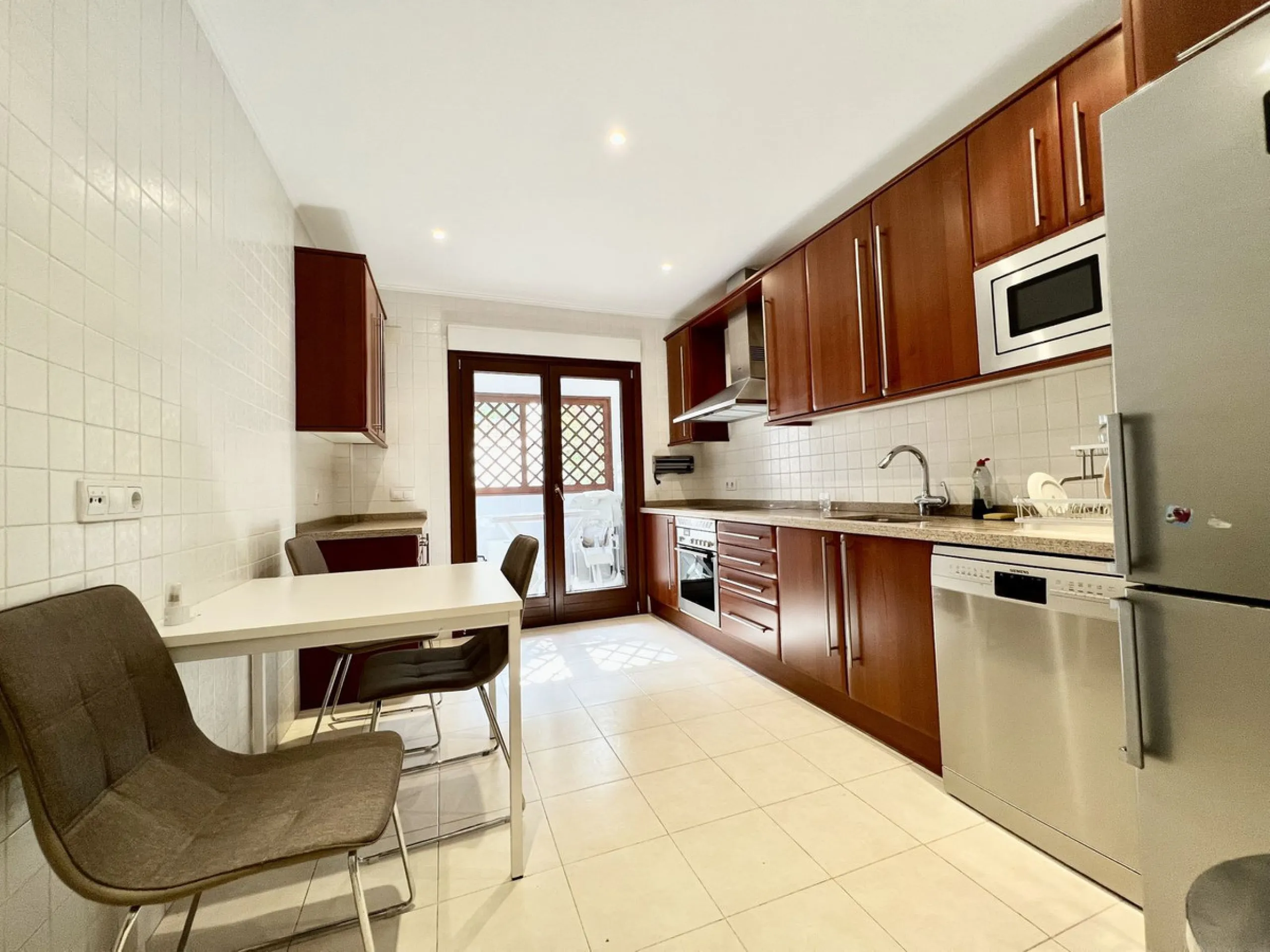 Apartment - Ground Floor Apartment в продаже в Marbella, Málaga. В доме 2 спален и 2 ванных комнат. Площадь дома 140 м²