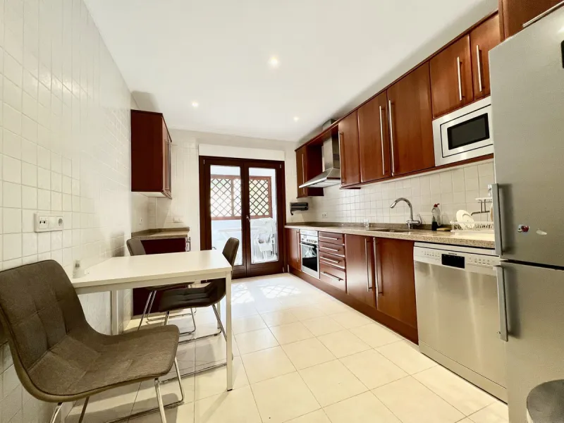 Apartment - Ground Floor Apartment в продаже в Marbella, Málaga. В доме 2 спален и 2 ванных комнат. Площадь дома 140 м²