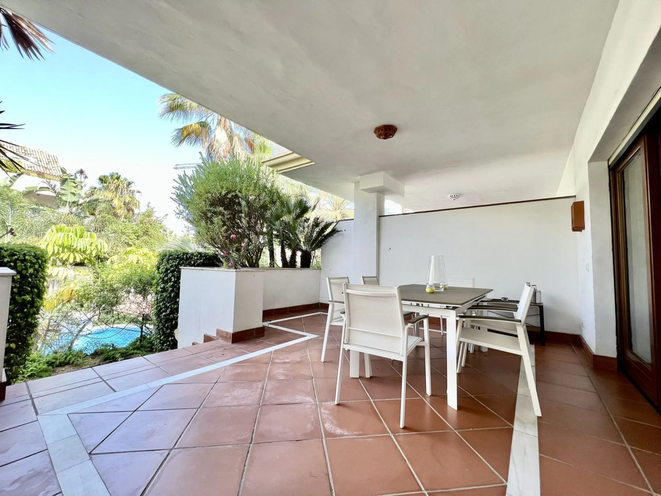 Apartment - Ground Floor Apartment в продаже в Marbella, Málaga. В доме 2 спален и 2 ванных комнат. Площадь дома 140 м²