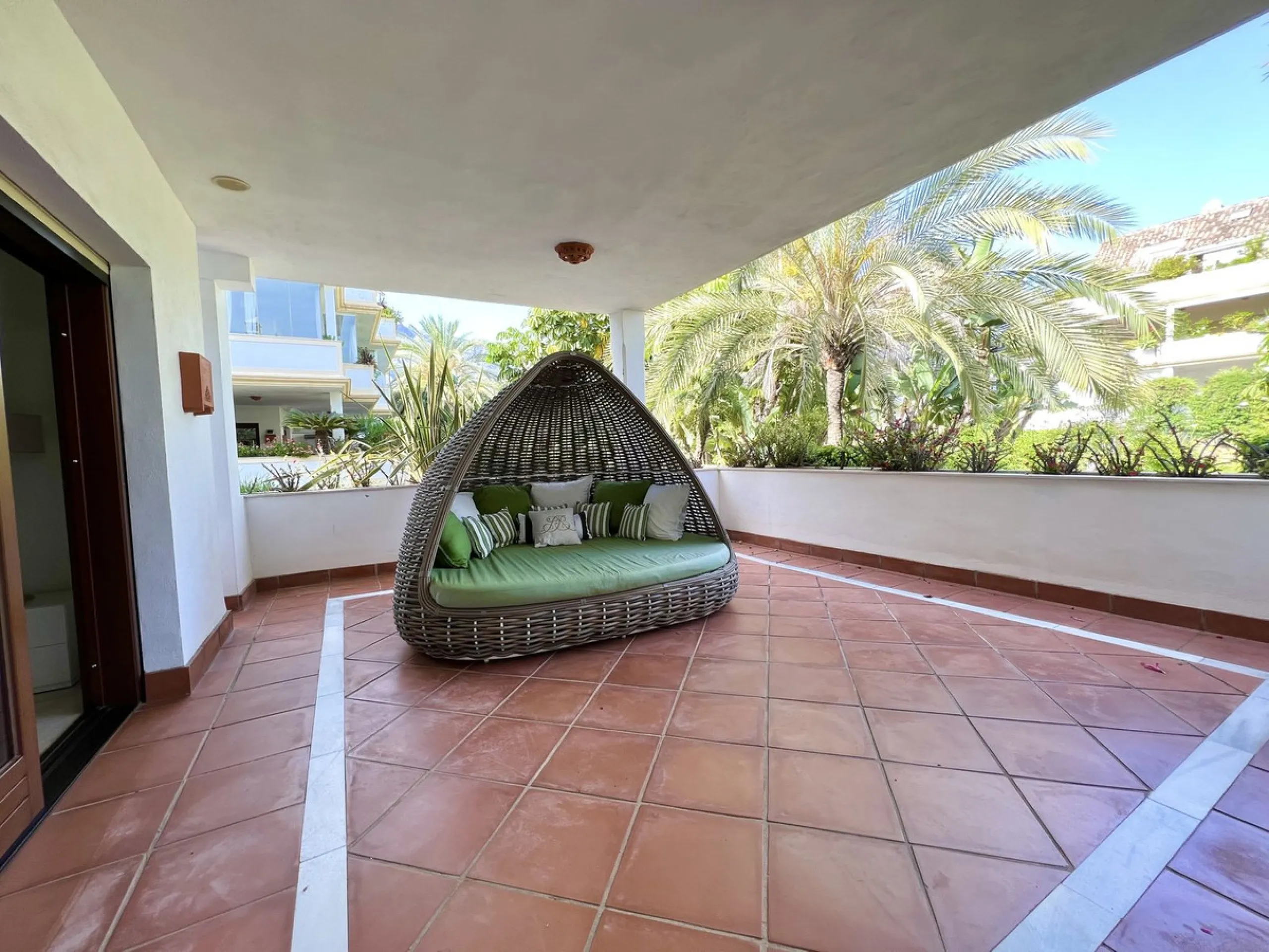 Apartment - Ground Floor Apartment в продаже в Marbella, Málaga. В доме 2 спален и 2 ванных комнат. Площадь дома 140 м²