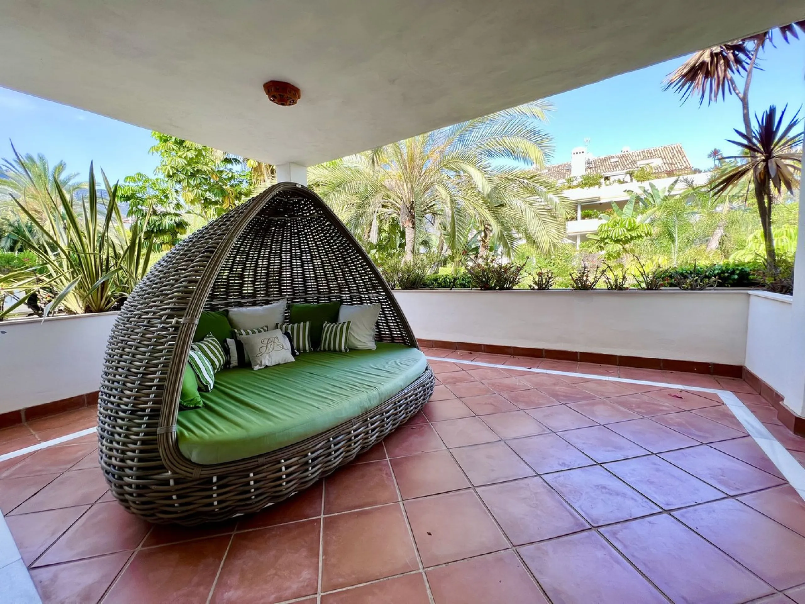 Apartment - Ground Floor Apartment в продаже в Marbella, Málaga. В доме 2 спален и 2 ванных комнат. Площадь дома 140 м²