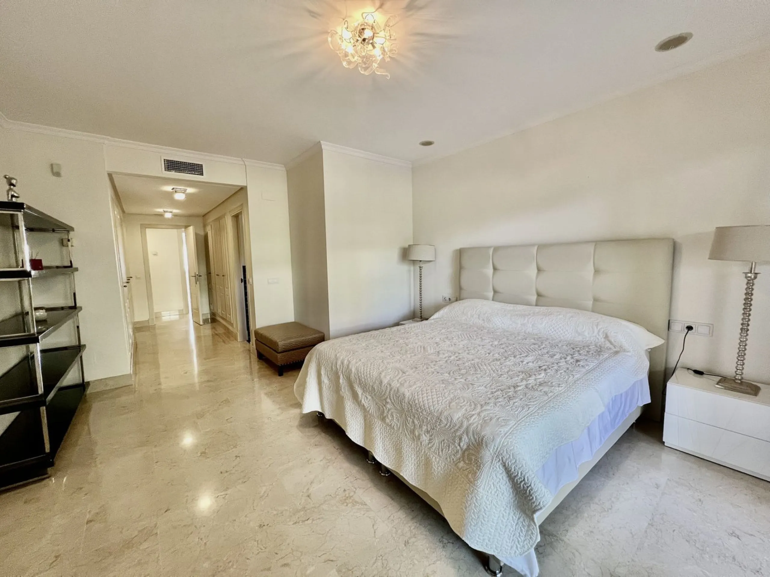 Apartment - Ground Floor Apartment в продаже в Marbella, Málaga. В доме 2 спален и 2 ванных комнат. Площадь дома 140 м²