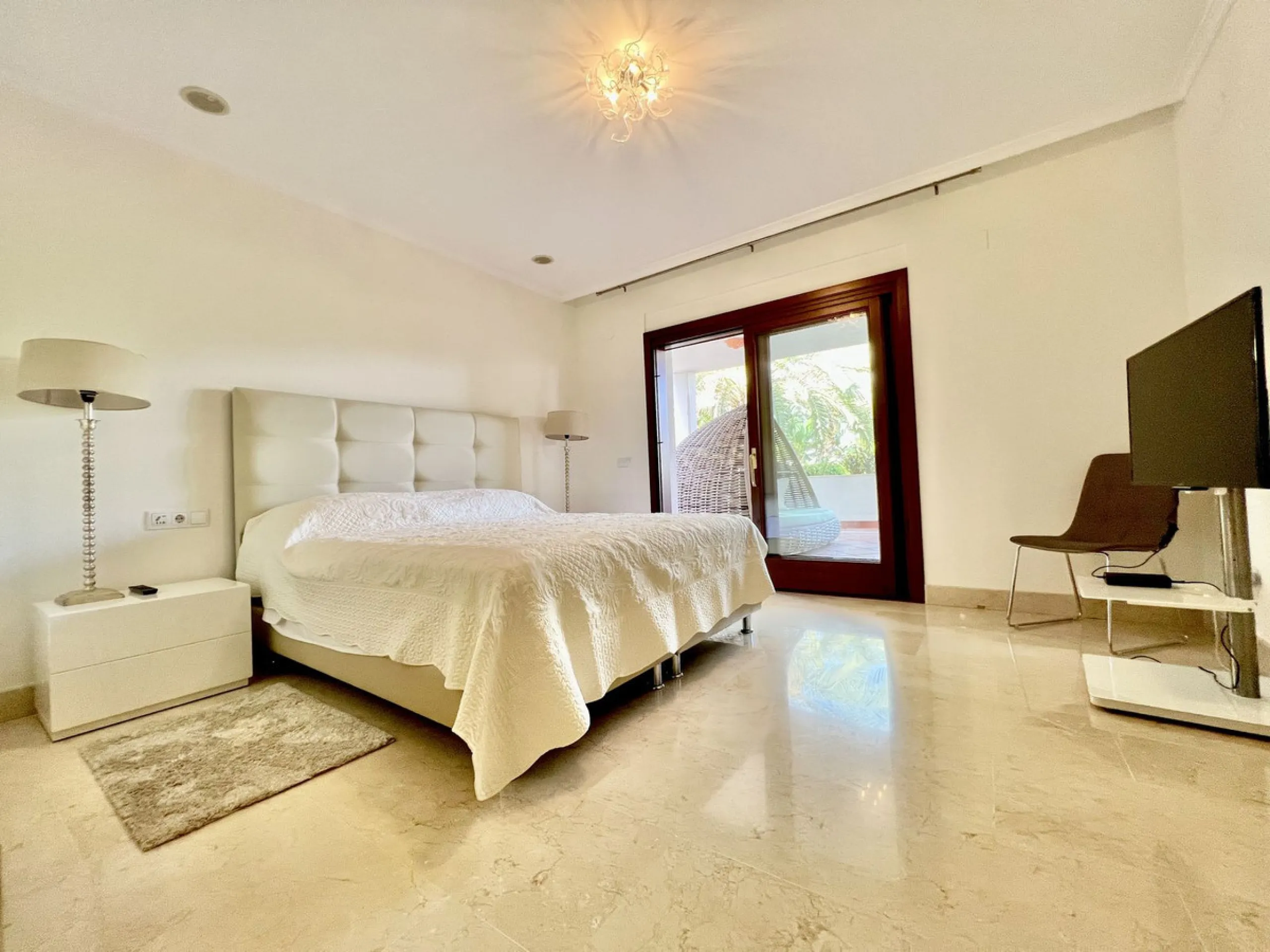 Apartment - Ground Floor Apartment в продаже в Marbella, Málaga. В доме 2 спален и 2 ванных комнат. Площадь дома 140 м²