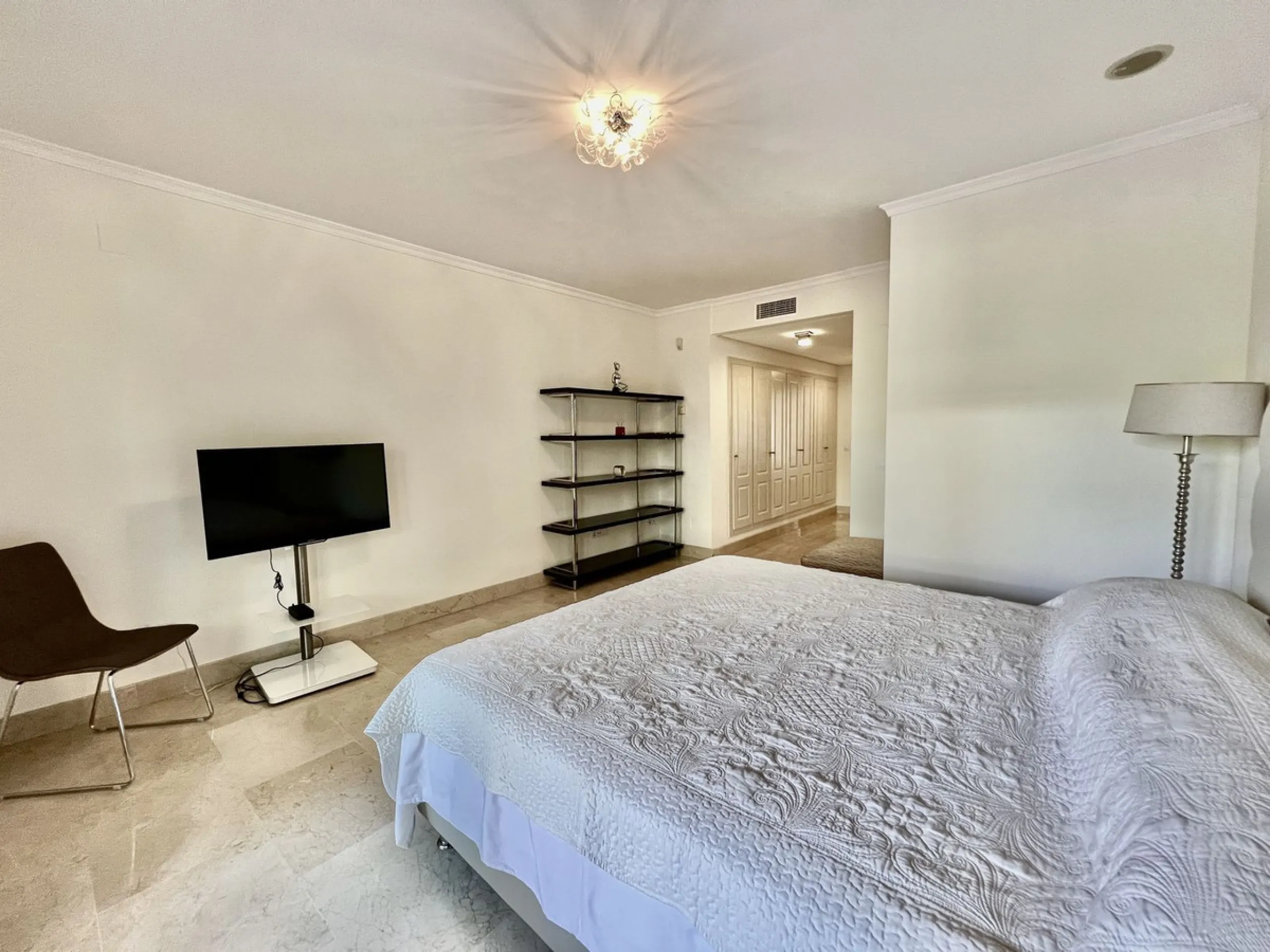 Apartment - Ground Floor Apartment в продаже в Marbella, Málaga. В доме 2 спален и 2 ванных комнат. Площадь дома 140 м²