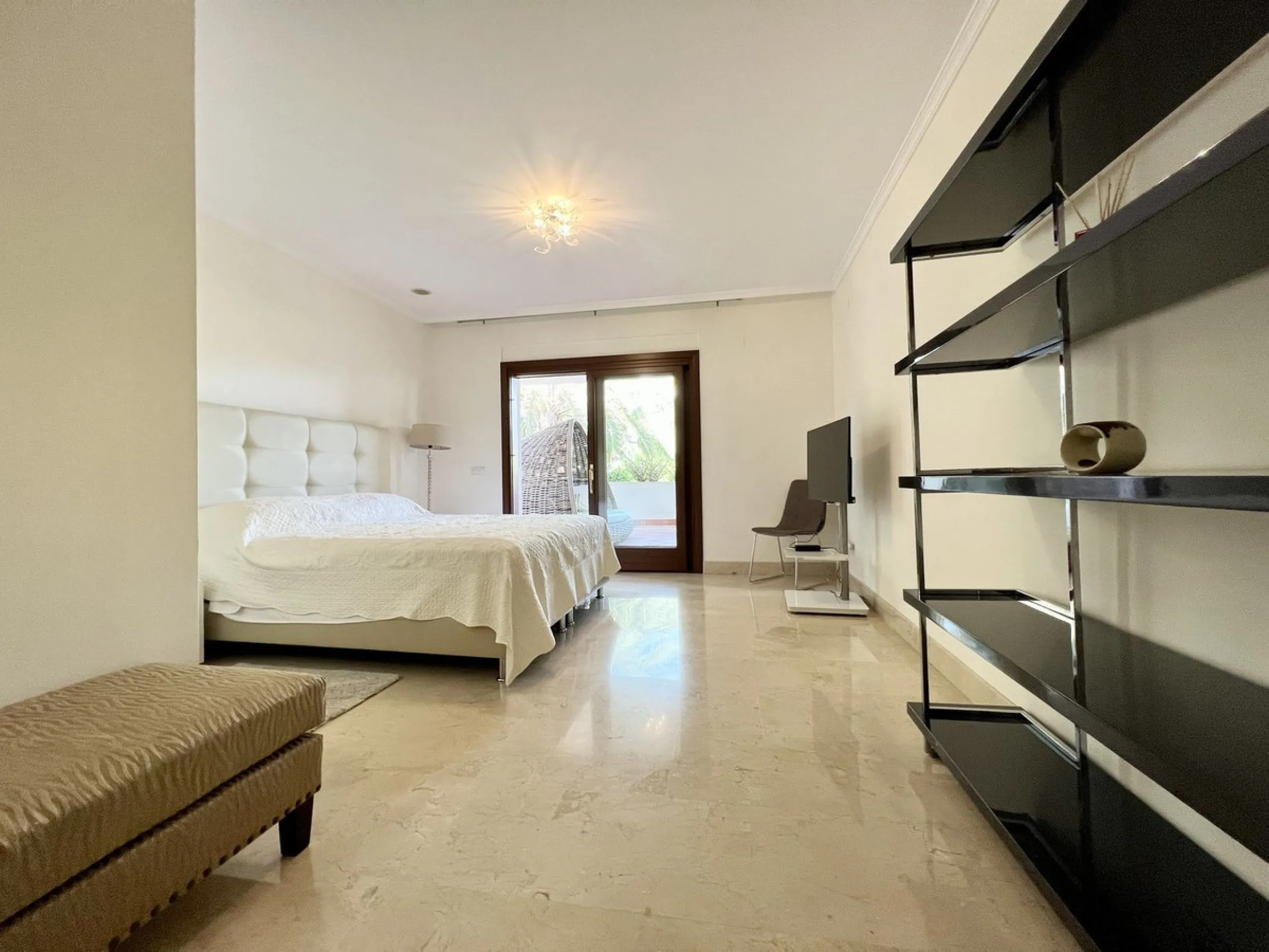 Apartment - Ground Floor Apartment в продаже в Marbella, Málaga. В доме 2 спален и 2 ванных комнат. Площадь дома 140 м²