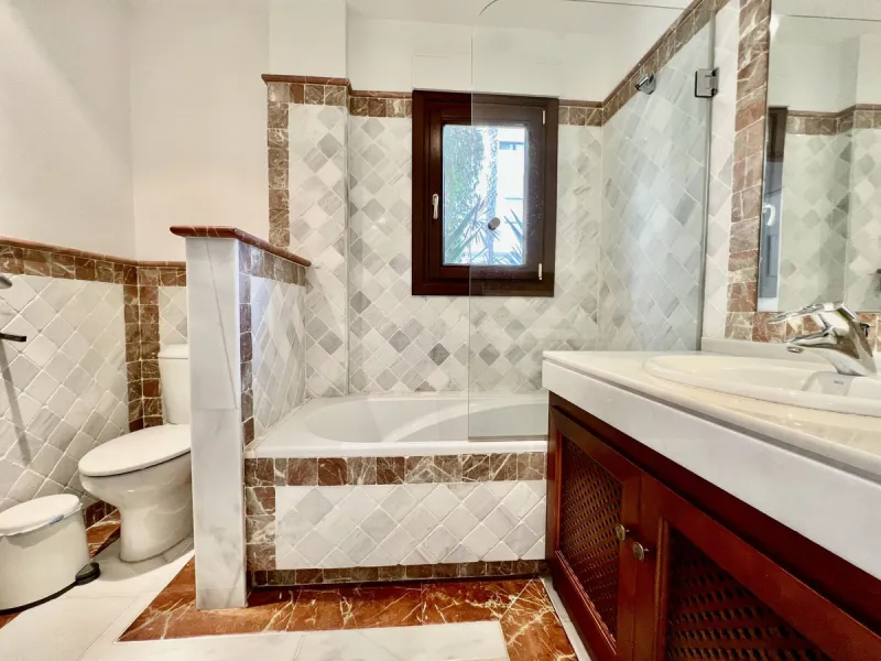 Apartment - Ground Floor Apartment в продаже в Marbella, Málaga. В доме 2 спален и 2 ванных комнат. Площадь дома 140 м²