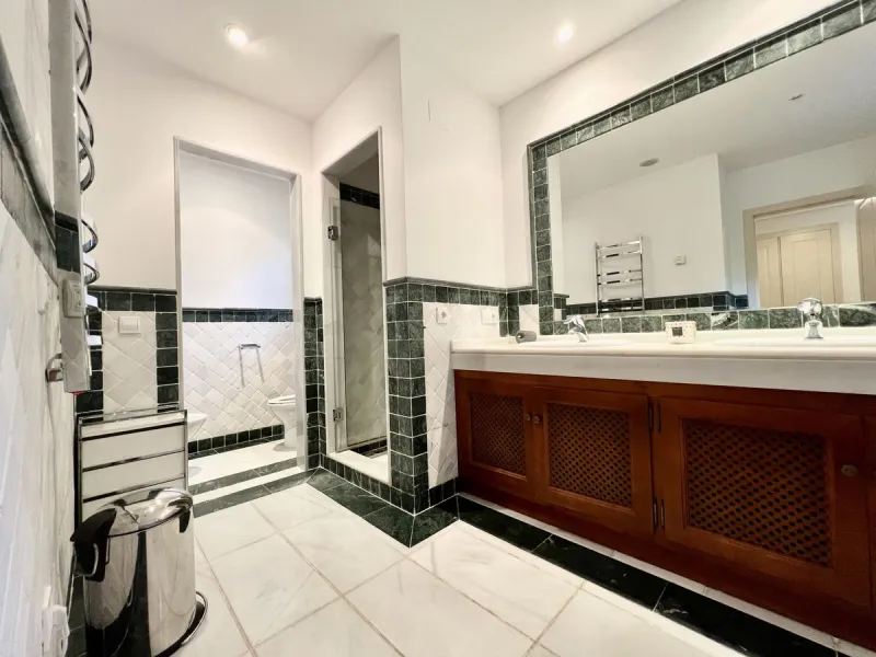 Apartment - Ground Floor Apartment в продаже в Marbella, Málaga. В доме 2 спален и 2 ванных комнат. Площадь дома 140 м²
