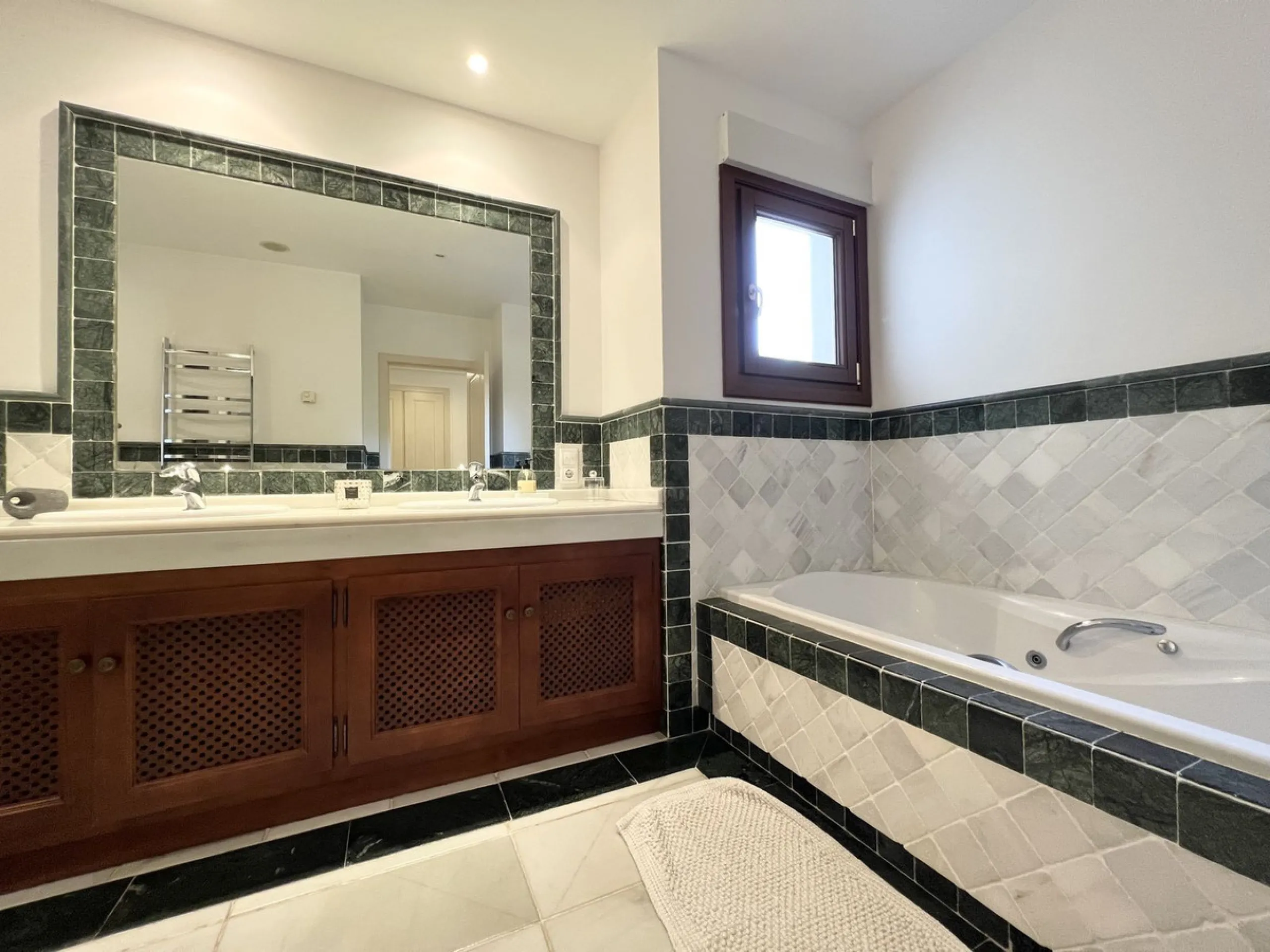 Apartment - Ground Floor Apartment в продаже в Marbella, Málaga. В доме 2 спален и 2 ванных комнат. Площадь дома 140 м²