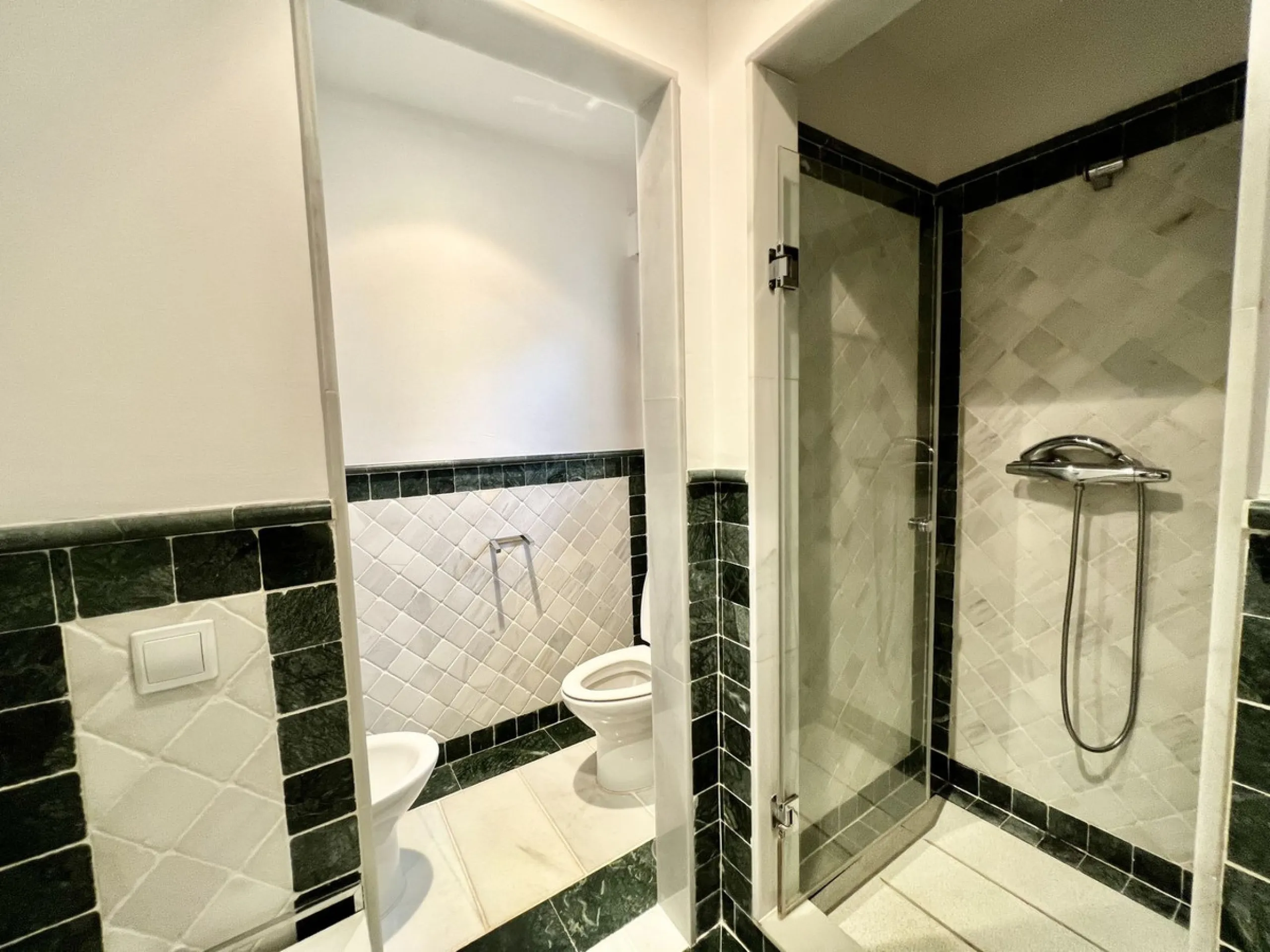 Apartment - Ground Floor Apartment в продаже в Marbella, Málaga. В доме 2 спален и 2 ванных комнат. Площадь дома 140 м²