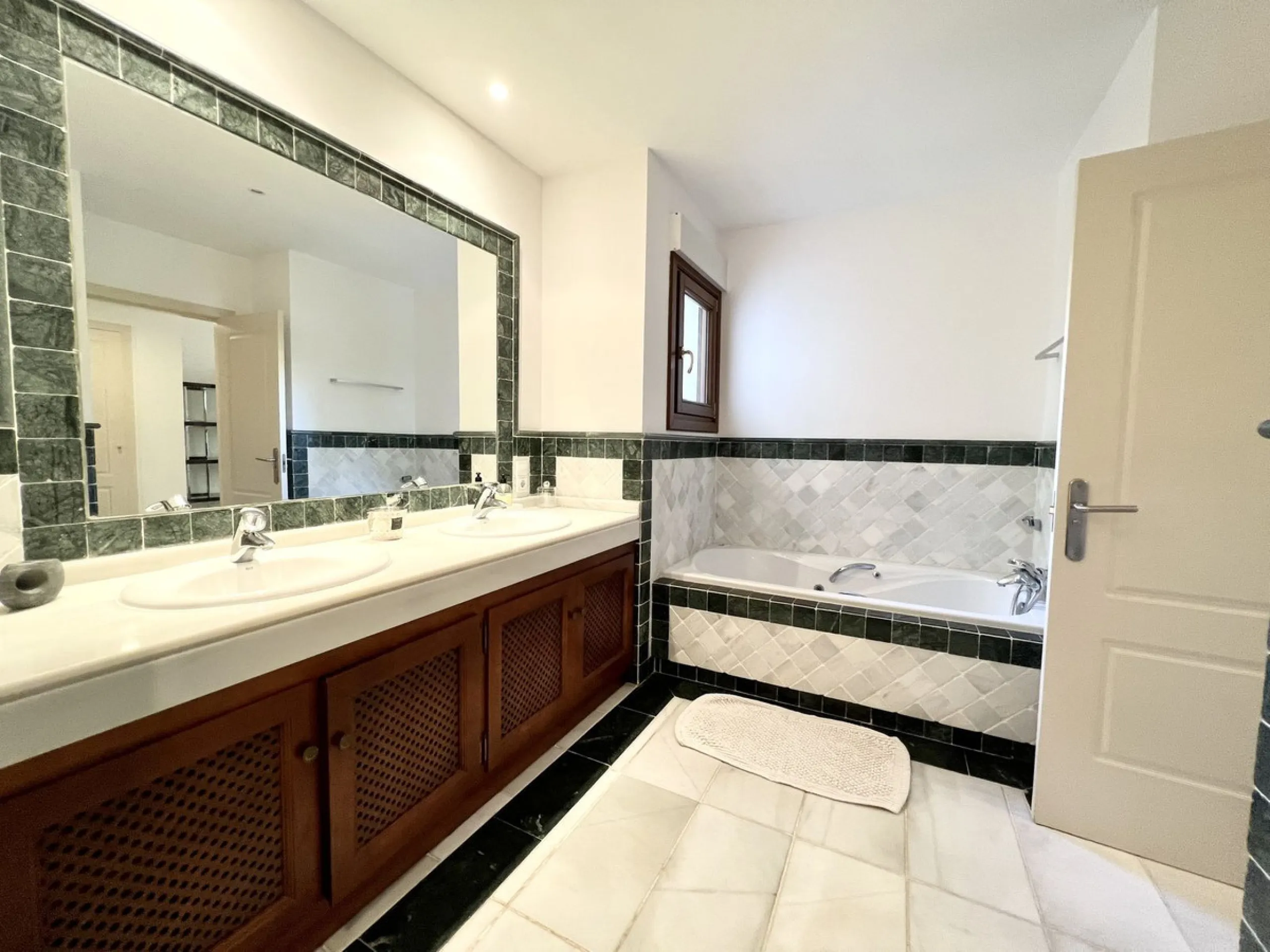 Apartment - Ground Floor Apartment в продаже в Marbella, Málaga. В доме 2 спален и 2 ванных комнат. Площадь дома 140 м²