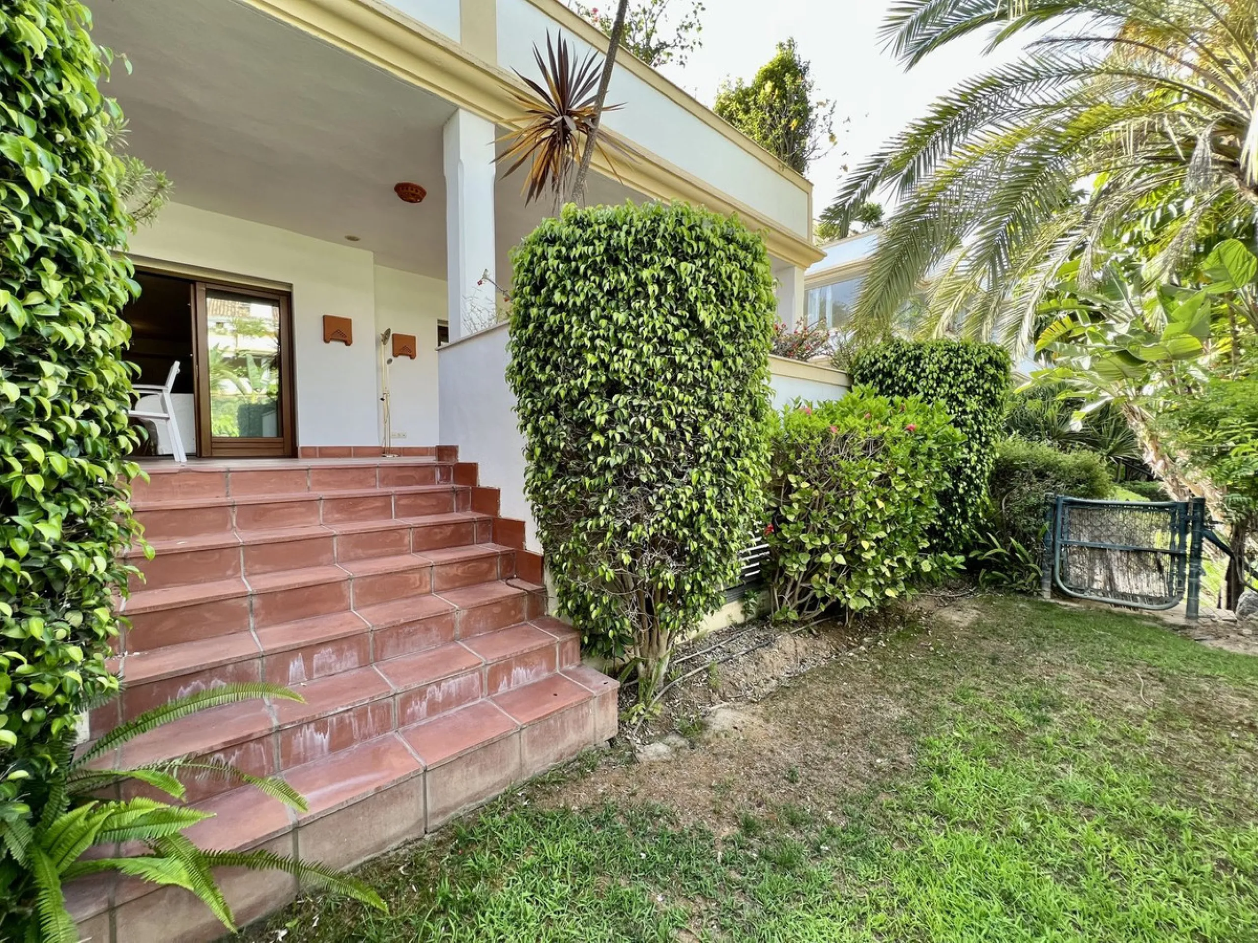 Apartment - Ground Floor Apartment в продаже в Marbella, Málaga. В доме 2 спален и 2 ванных комнат. Площадь дома 140 м²