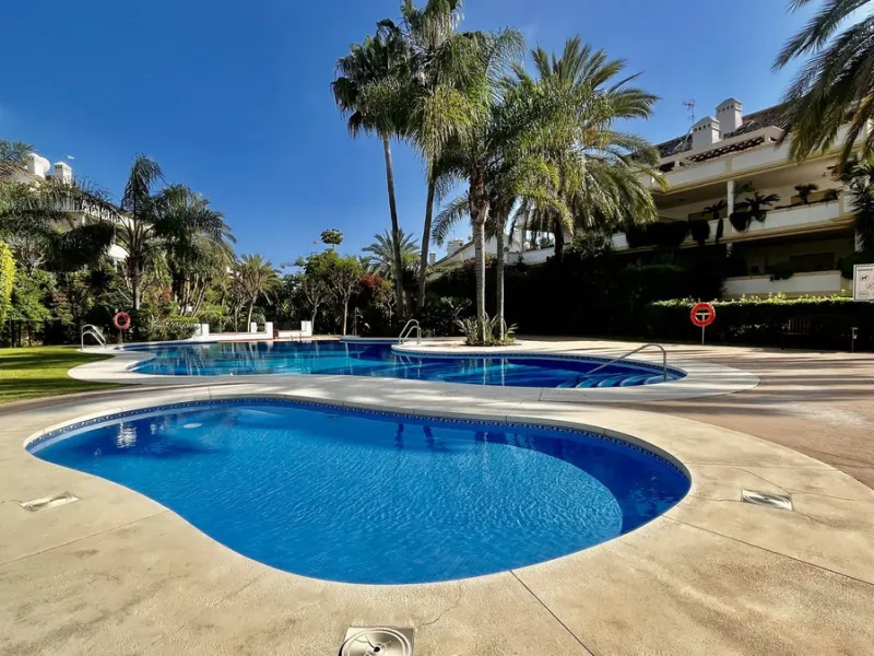 Apartment - Ground Floor Apartment в продаже в Marbella, Málaga. В доме 2 спален и 2 ванных комнат. Площадь дома 140 м²