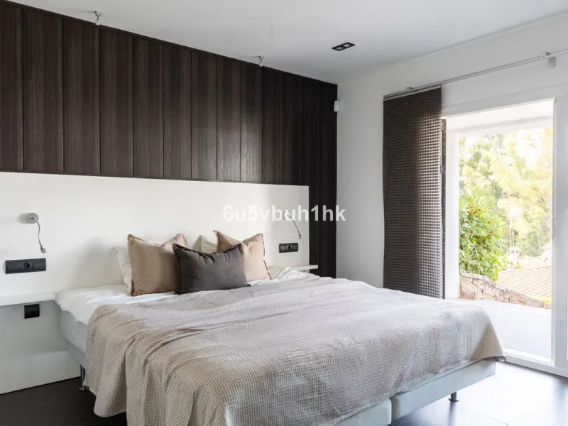 Discover this beautifully presented semi-detached home offering modern comfort and an ideal location in the lower part of Torreblanca.