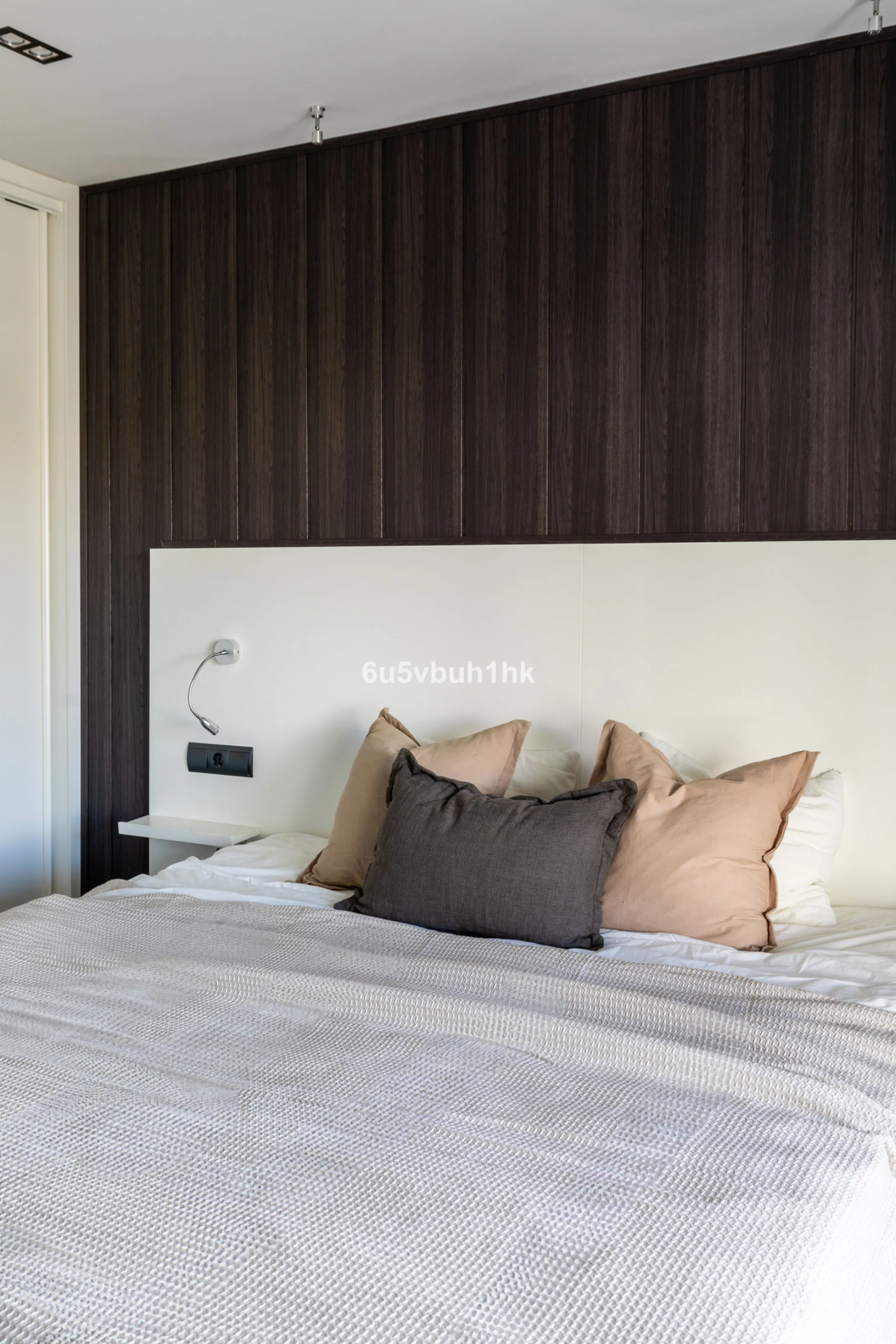 Discover this beautifully presented semi-detached home offering modern comfort and an ideal location in the lower part of Torreblanca.