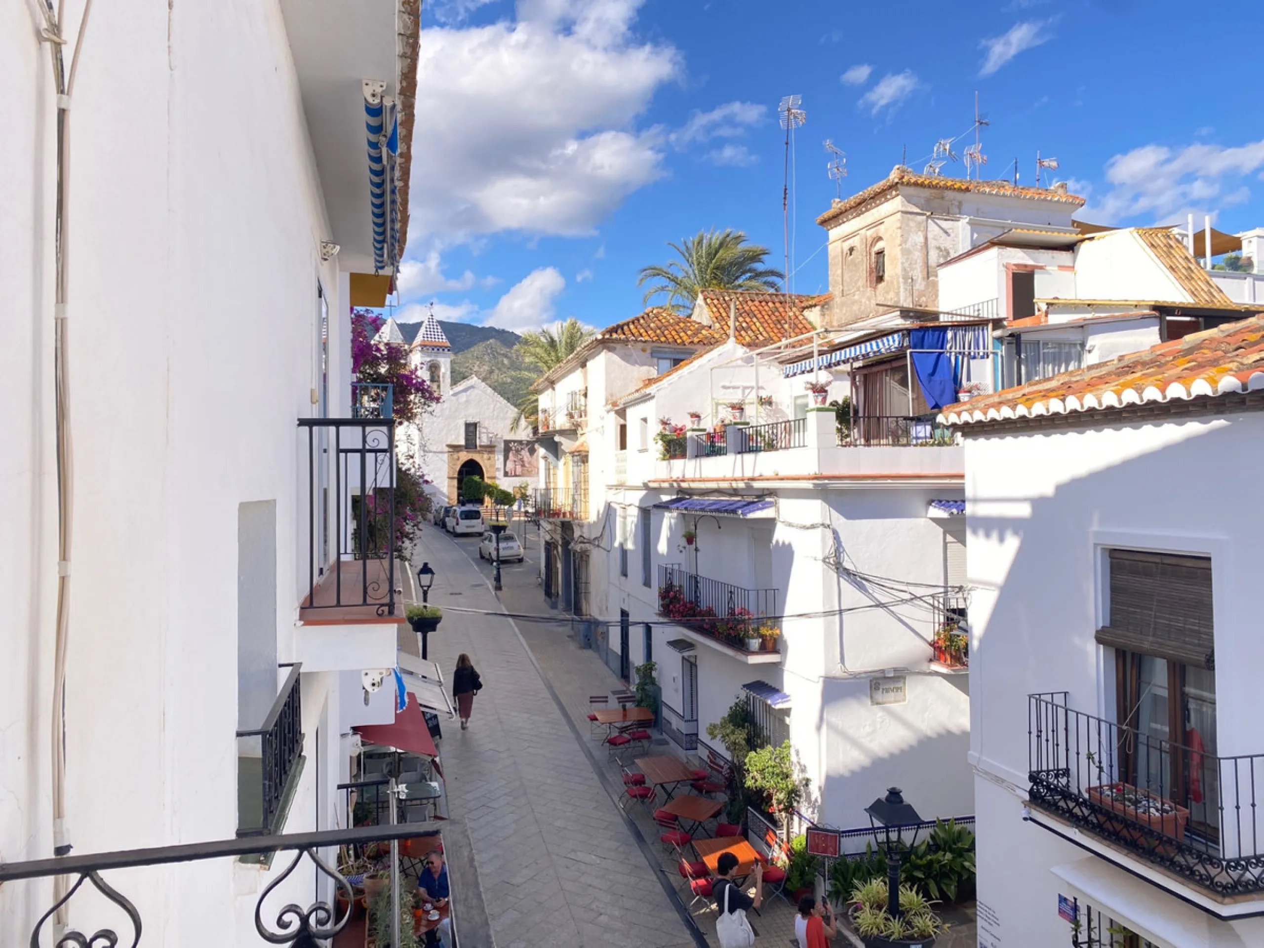 Town house with commercial space on the ground floor, located directly on the main street of the old town, surrounded by the best restaurants and boutique hotels in the area.