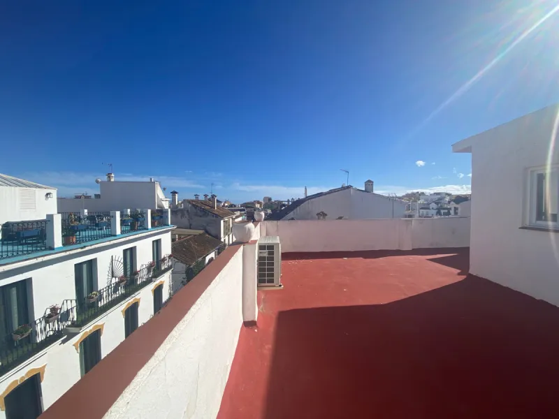 Town house with commercial space on the ground floor, located directly on the main street of the old town, surrounded by the best restaurants and boutique hotels in the area.