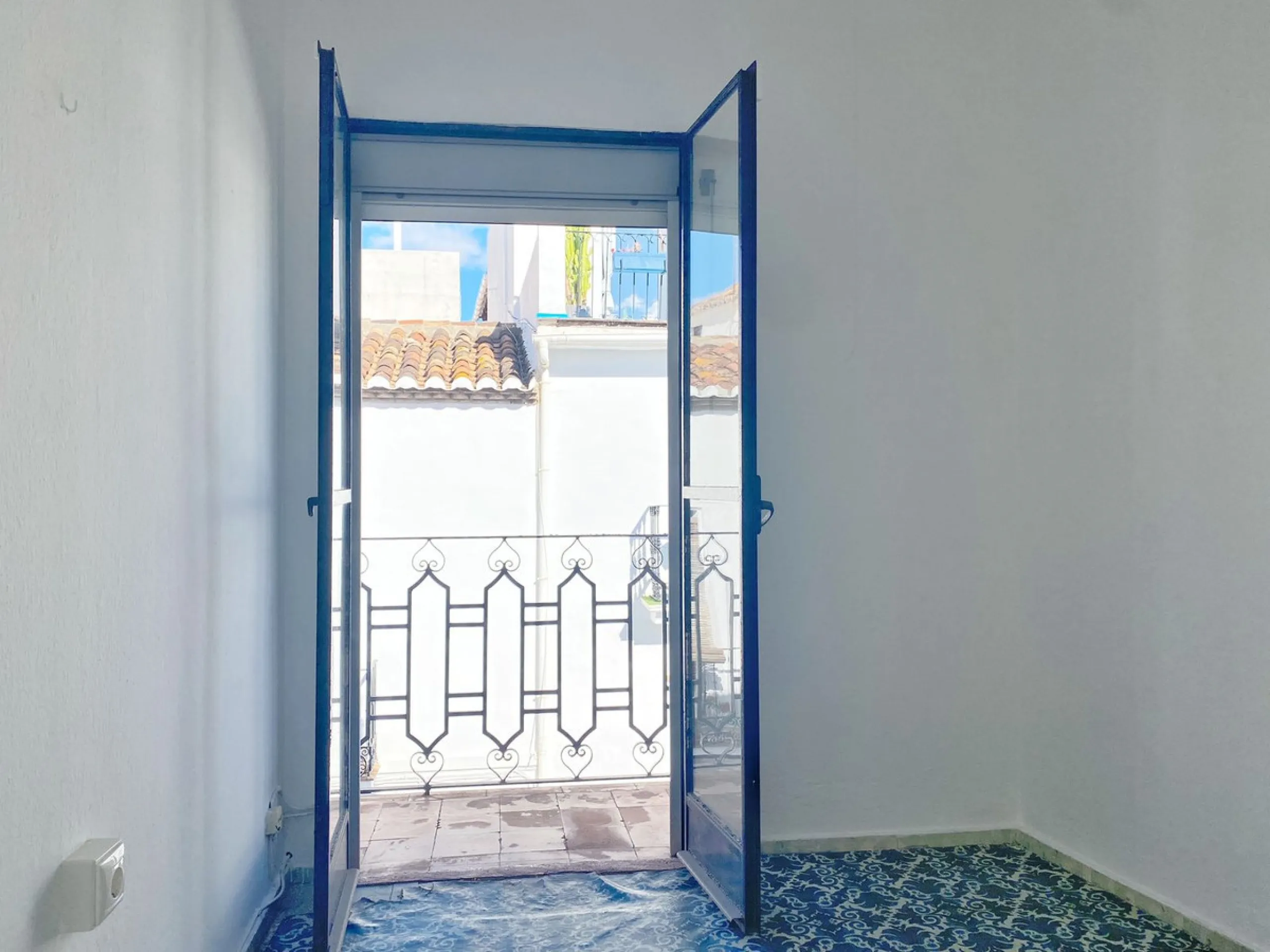 Town house with commercial space on the ground floor, located directly on the main street of the old town, surrounded by the best restaurants and boutique hotels in the area.