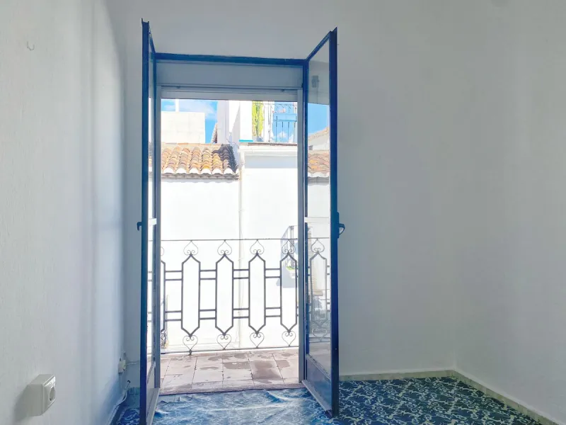 Town house with commercial space on the ground floor, located directly on the main street of the old town, surrounded by the best restaurants and boutique hotels in the area.
