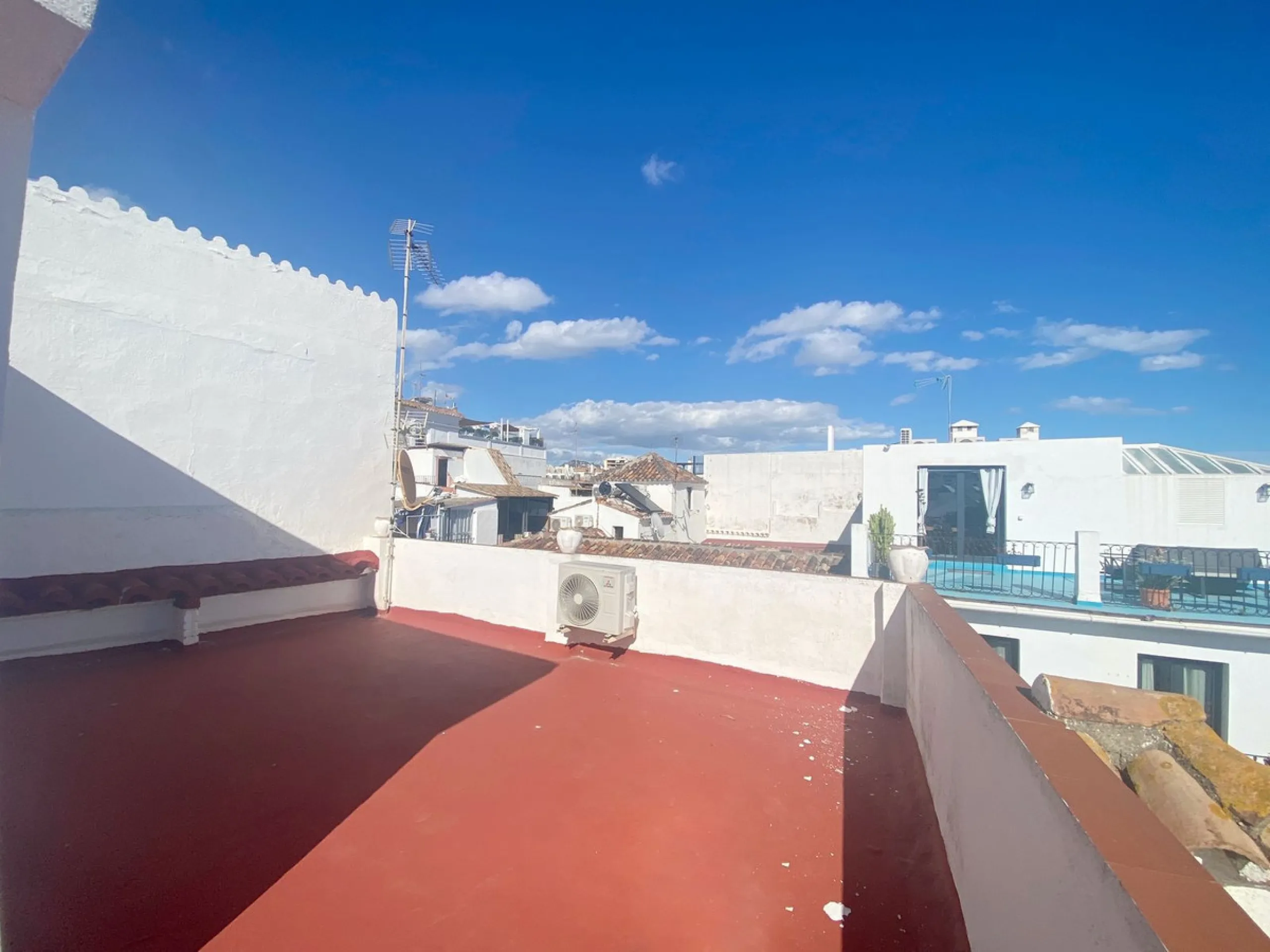 Town house with commercial space on the ground floor, located directly on the main street of the old town, surrounded by the best restaurants and boutique hotels in the area.