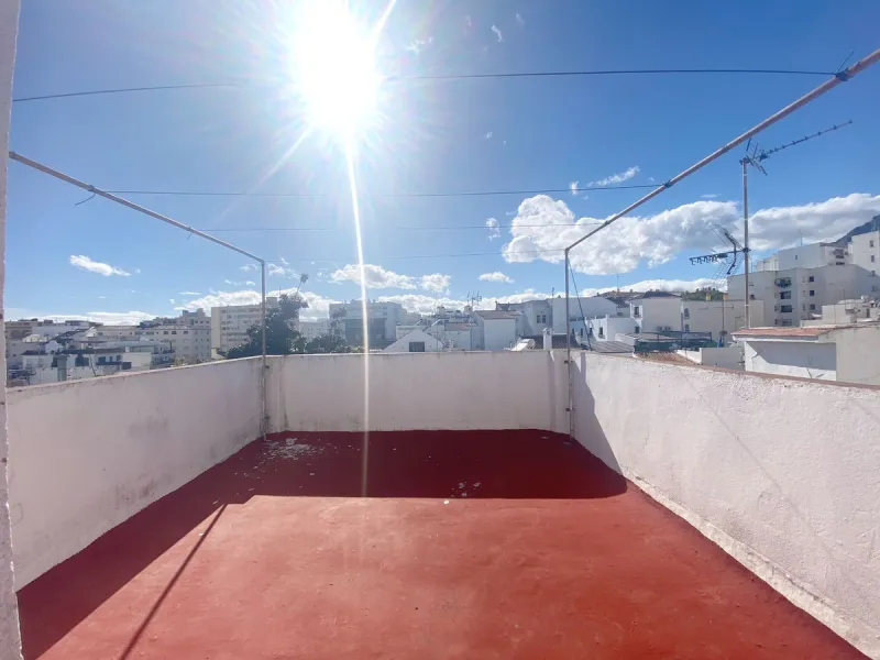 Town house with commercial space on the ground floor, located directly on the main street of the old town, surrounded by the best restaurants and boutique hotels in the area.