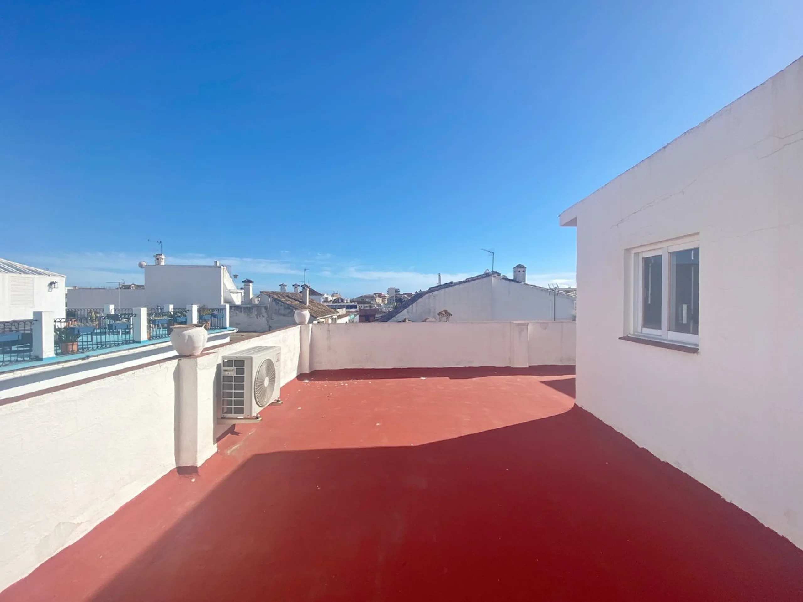 Town house with commercial space on the ground floor, located directly on the main street of the old town, surrounded by the best restaurants and boutique hotels in the area.