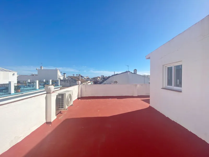 Town house with commercial space on the ground floor, located directly on the main street of the old town, surrounded by the best restaurants and boutique hotels in the area.