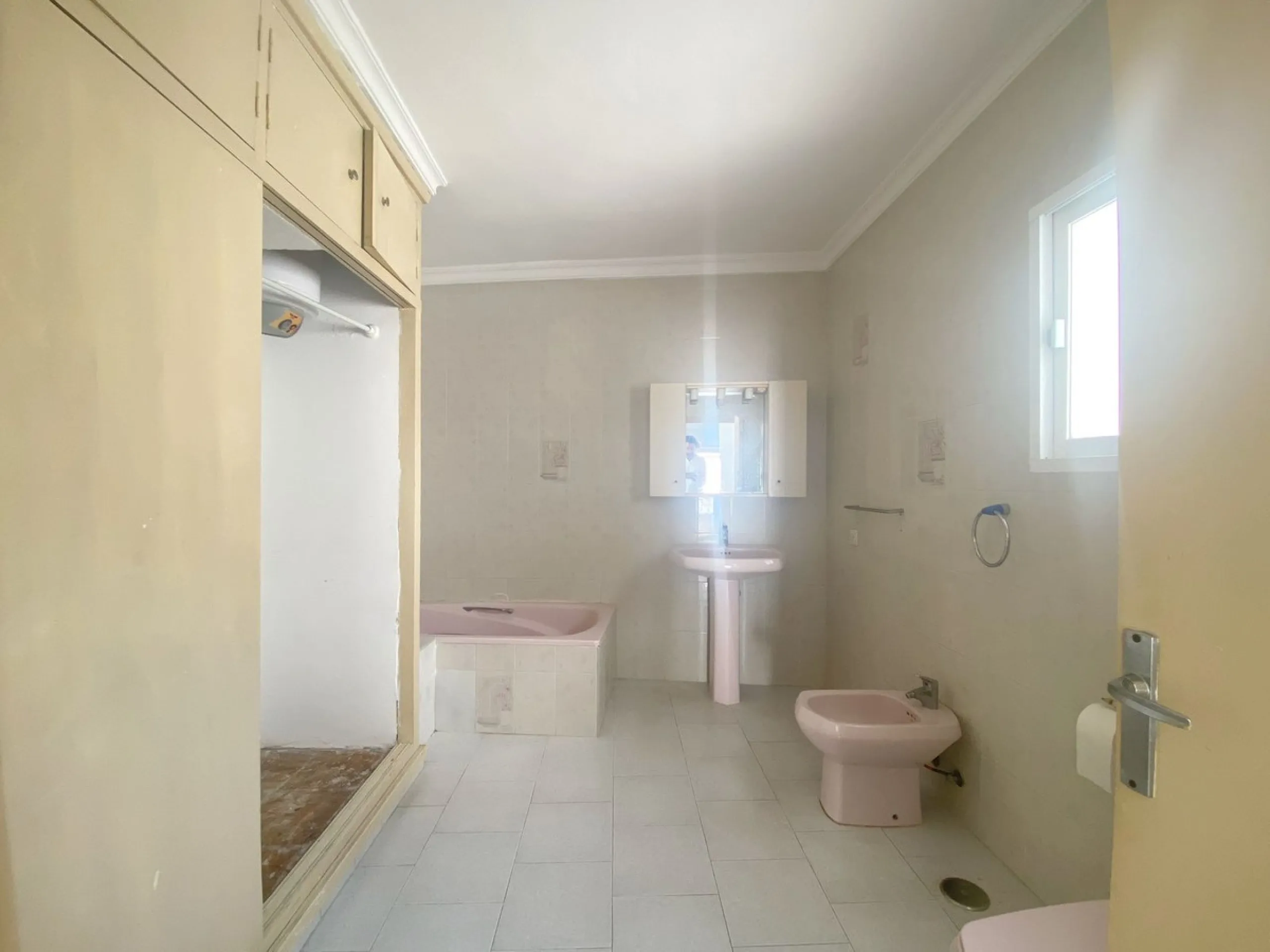 Town house with commercial space on the ground floor, located directly on the main street of the old town, surrounded by the best restaurants and boutique hotels in the area.