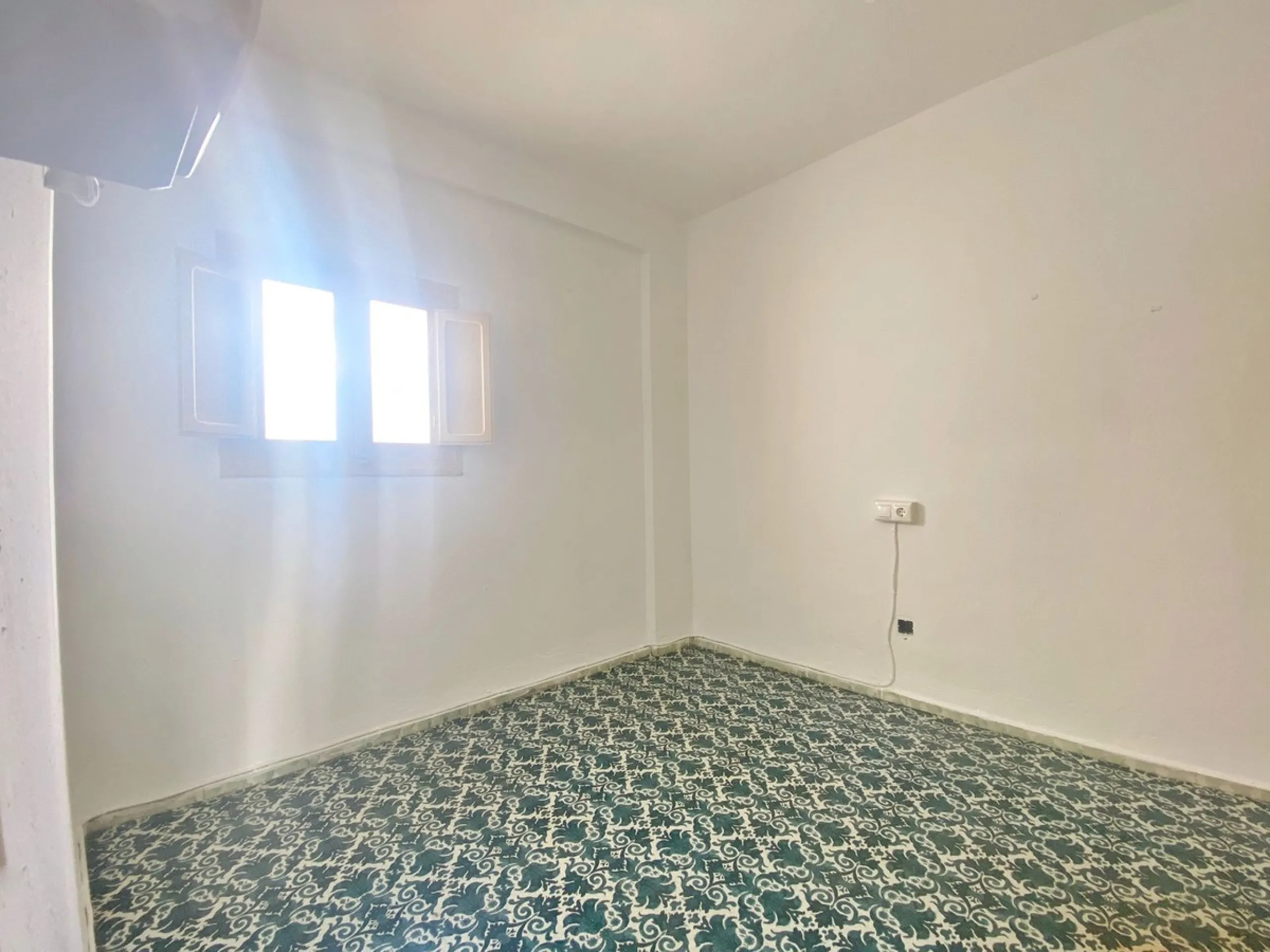 Town house with commercial space on the ground floor, located directly on the main street of the old town, surrounded by the best restaurants and boutique hotels in the area.