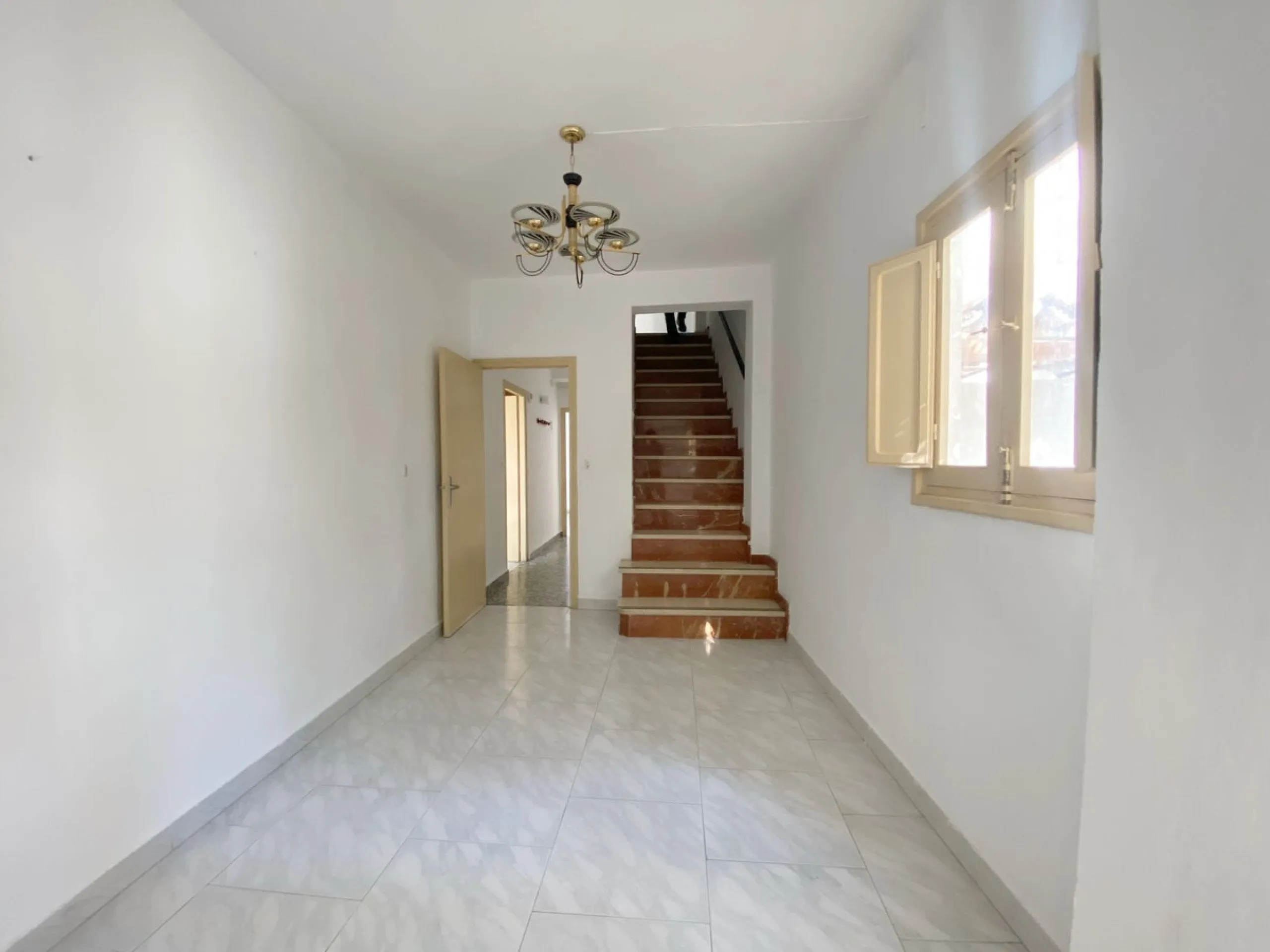 Town house with commercial space on the ground floor, located directly on the main street of the old town, surrounded by the best restaurants and boutique hotels in the area.