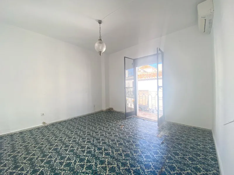 Town house with commercial space on the ground floor, located directly on the main street of the old town, surrounded by the best restaurants and boutique hotels in the area.