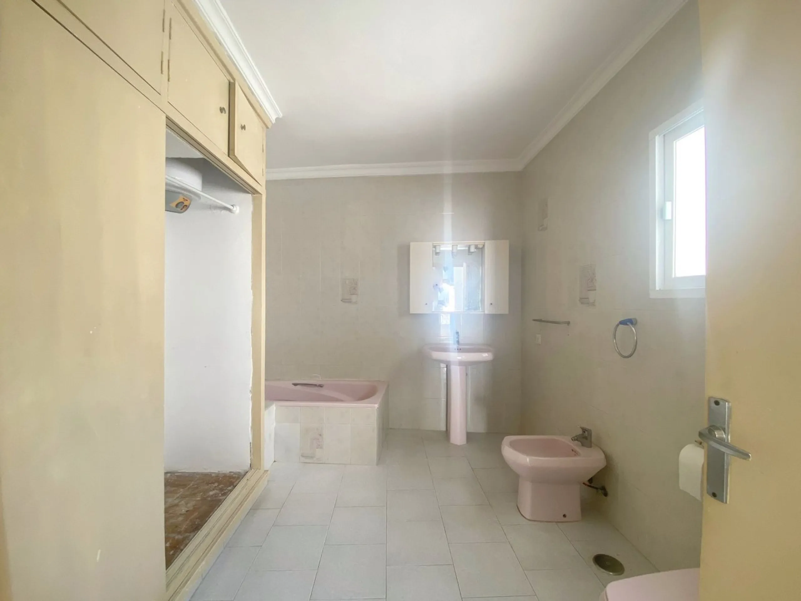 Town house with commercial space on the ground floor, located directly on the main street of the old town, surrounded by the best restaurants and boutique hotels in the area.