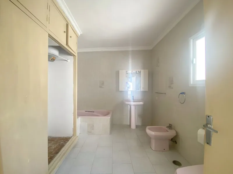 Town house with commercial space on the ground floor, located directly on the main street of the old town, surrounded by the best restaurants and boutique hotels in the area.