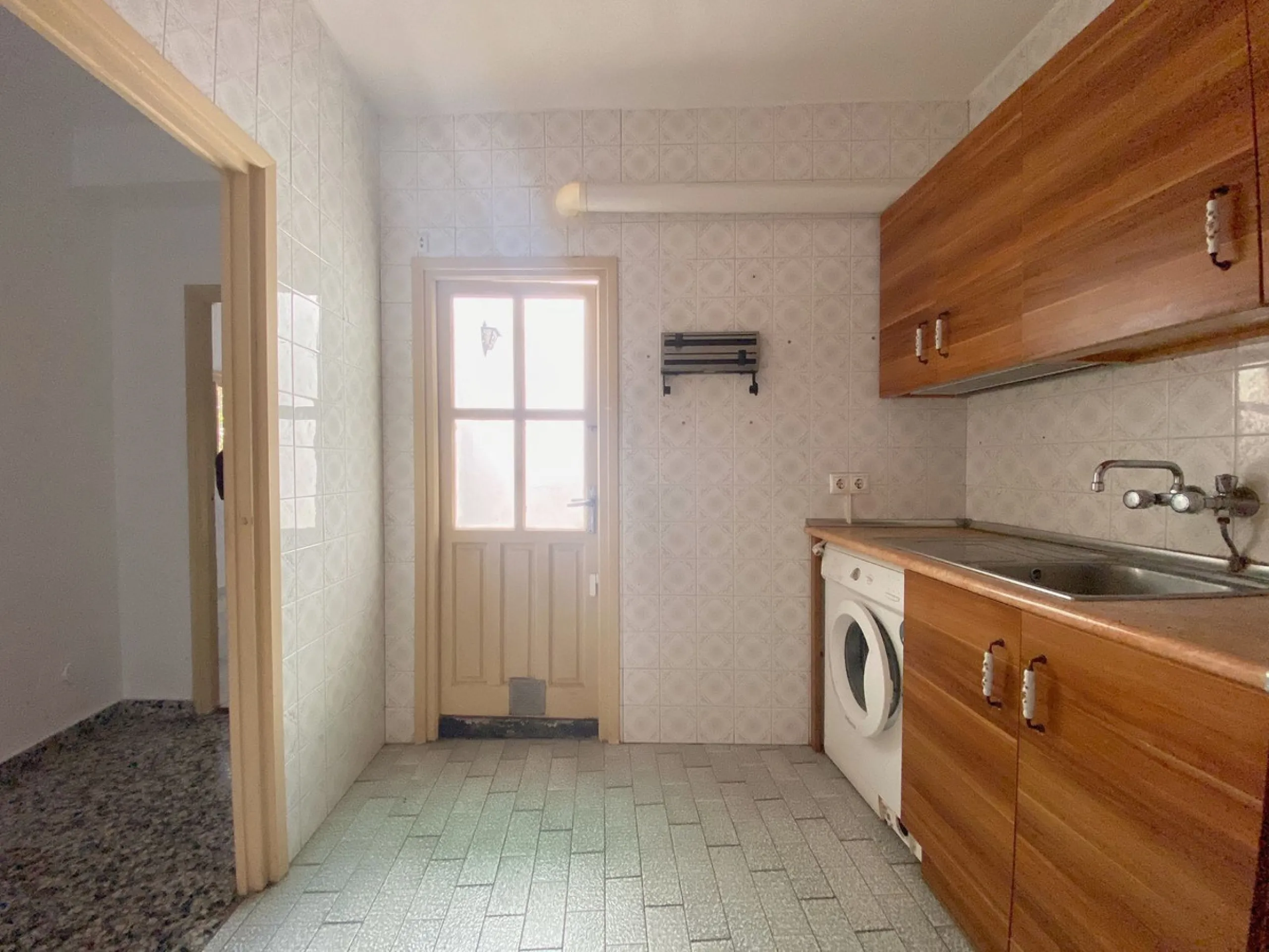 Town house with commercial space on the ground floor, located directly on the main street of the old town, surrounded by the best restaurants and boutique hotels in the area.
