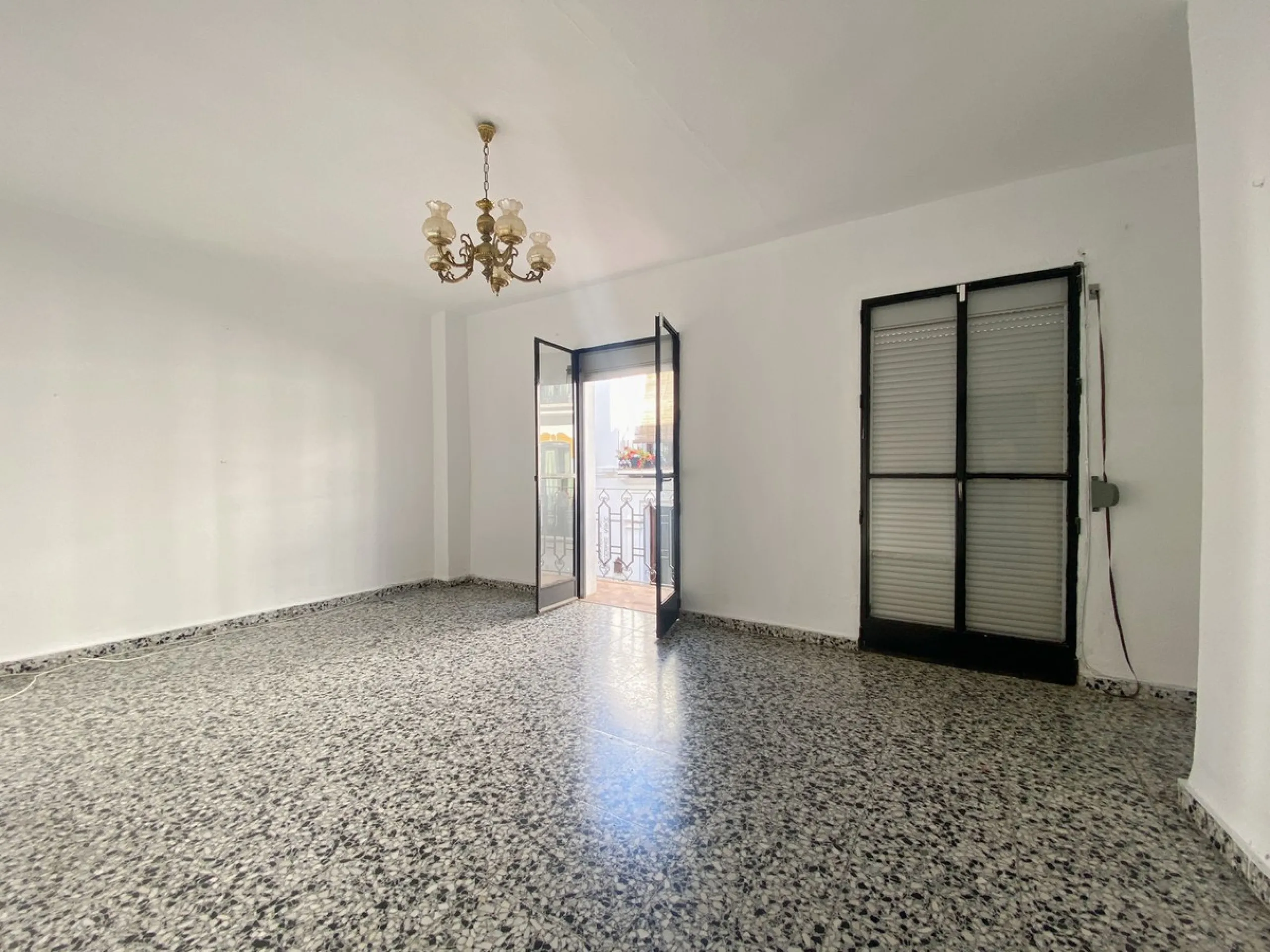 Town house with commercial space on the ground floor, located directly on the main street of the old town, surrounded by the best restaurants and boutique hotels in the area.